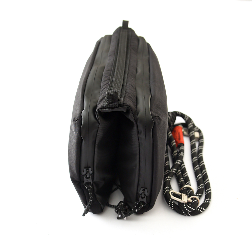 トポロジー Topologie Bottle Sacoche ボトルサコッシュ トポロジー ショルダーバッグ 大容量 ストラップ付き ブラック シルバー グリーン