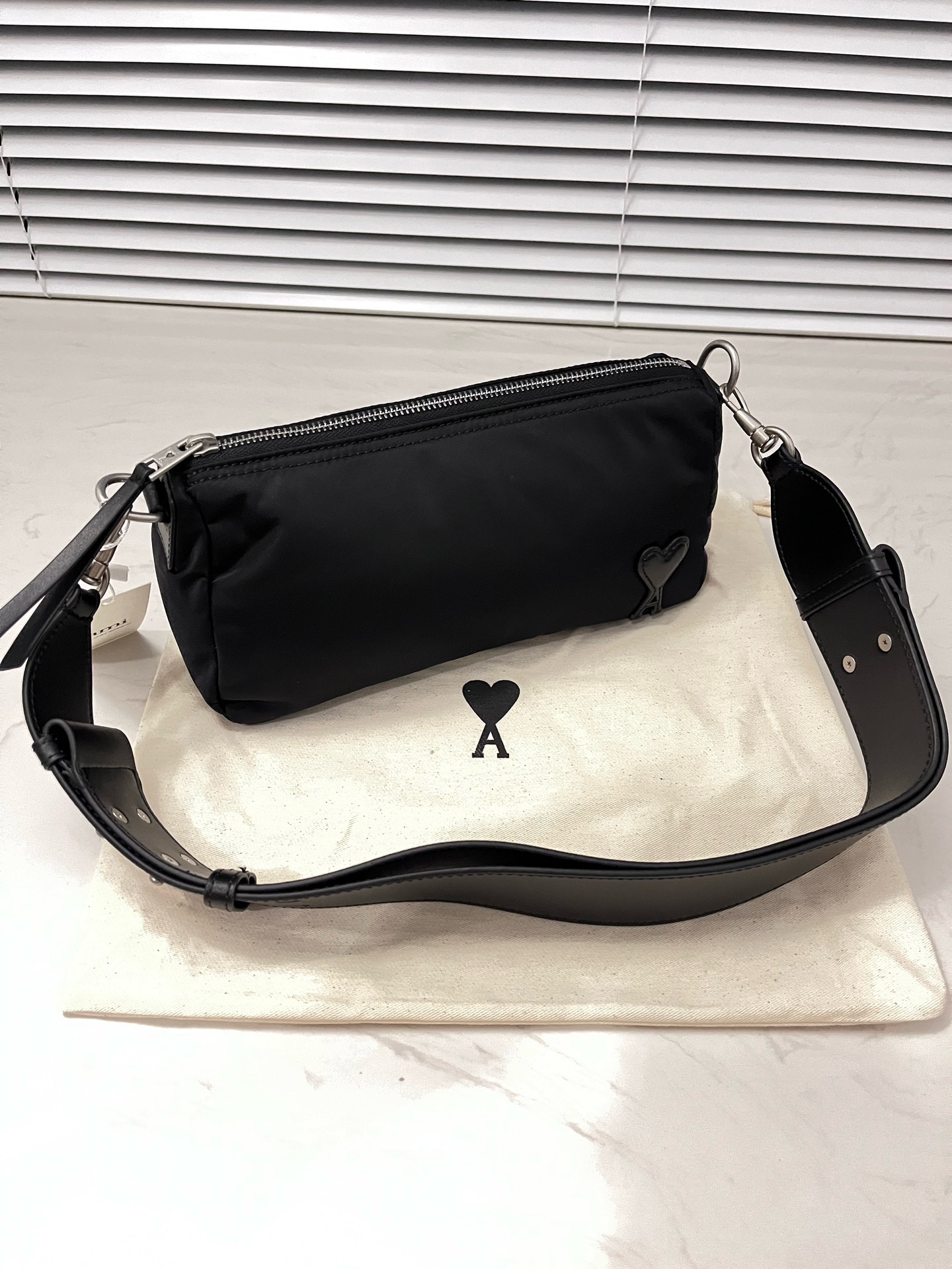 AMI Paris アミパリス ロゴ ショルダーバッグ  バッグ カバン