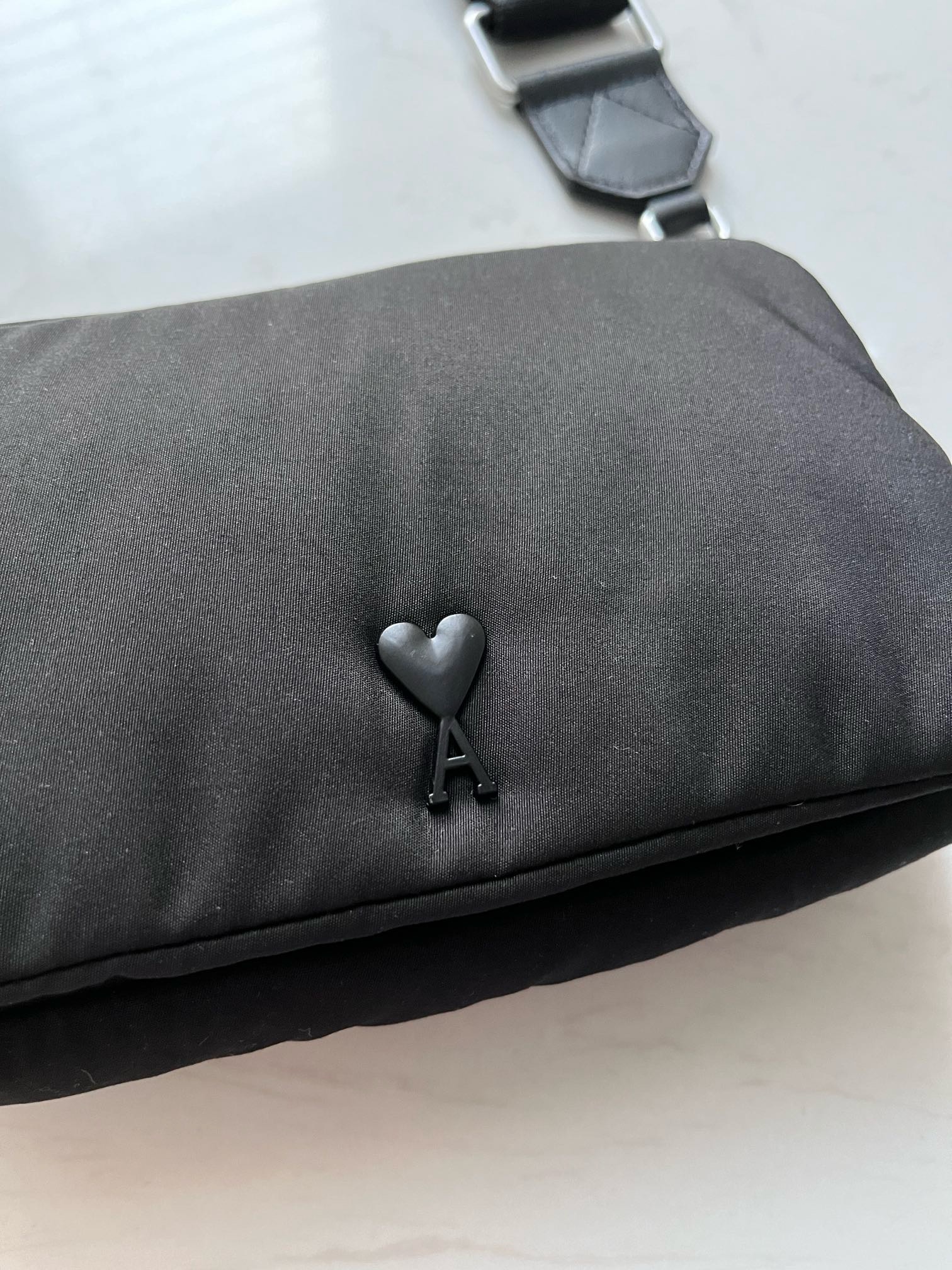 AMI Paris アミパリス ロゴ ショルダーバッグ  バッグ カバン