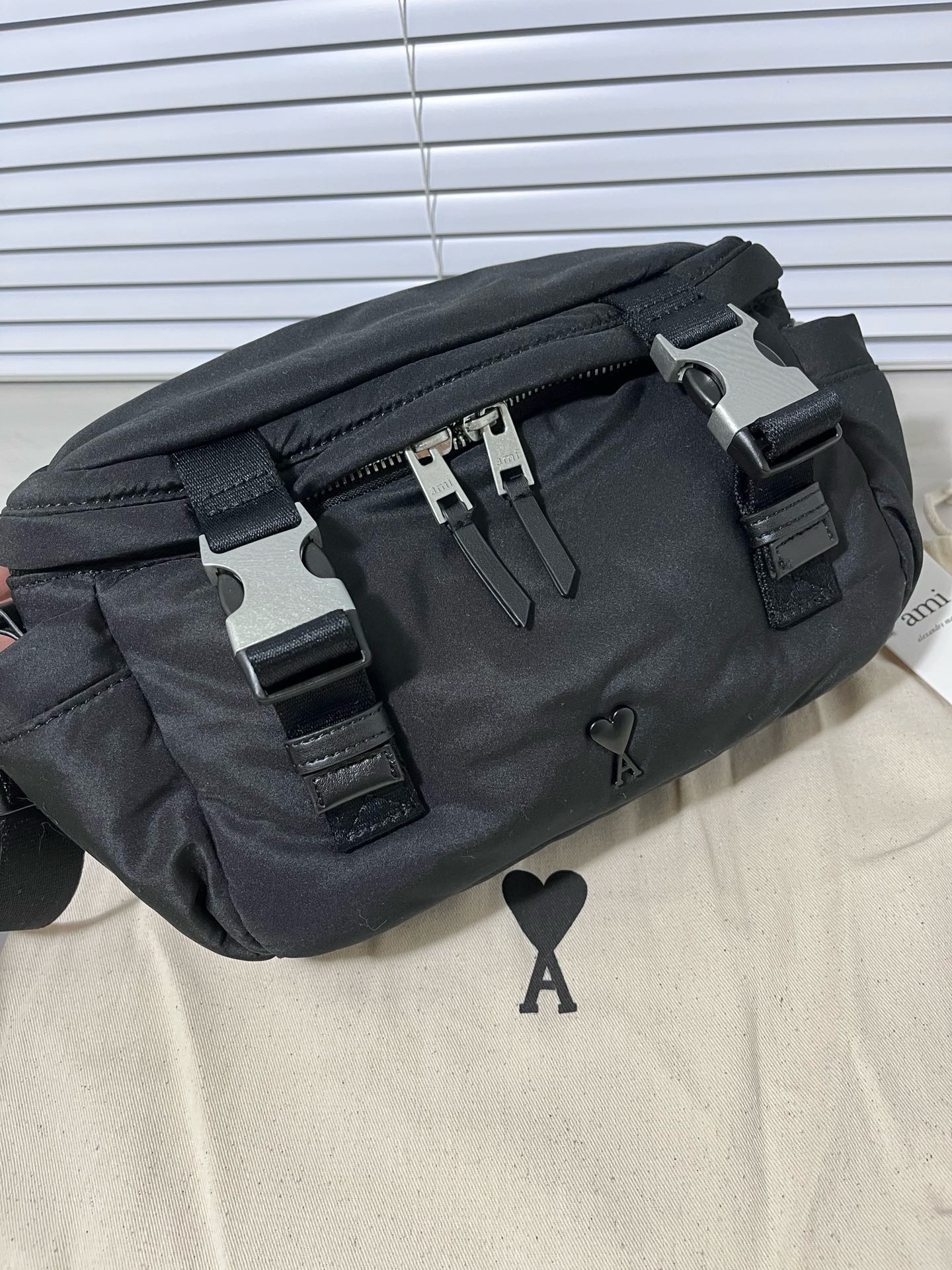 AMI Paris アミパリス ロゴ バッグ カバン ボディバッグ ポーチ