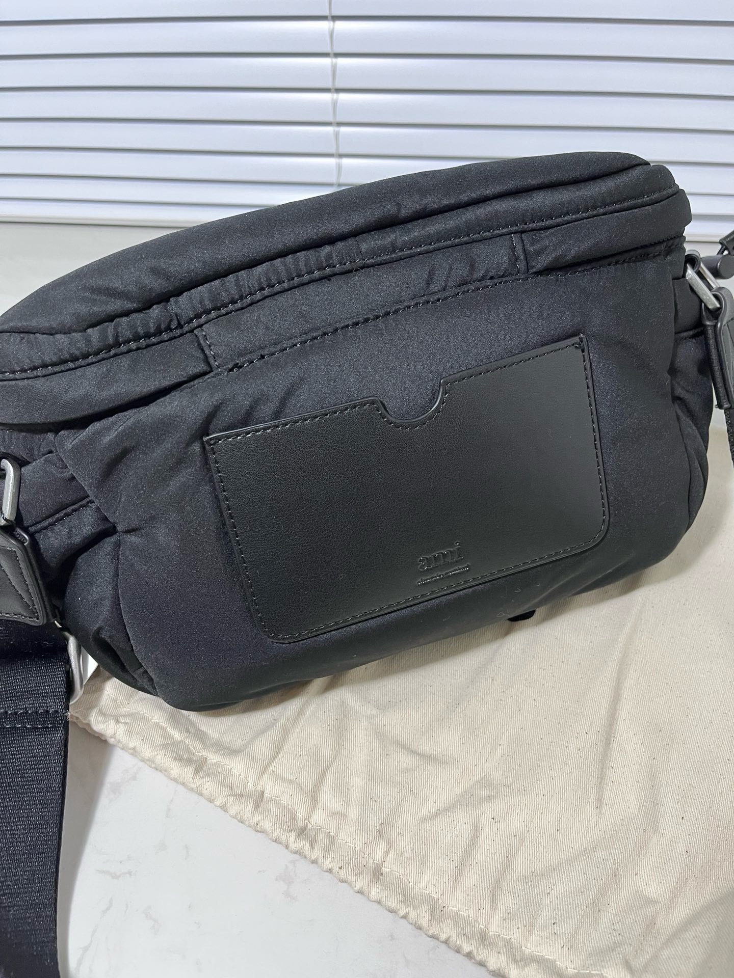 AMI Paris アミパリス ロゴ バッグ カバン ボディバッグ ポーチ