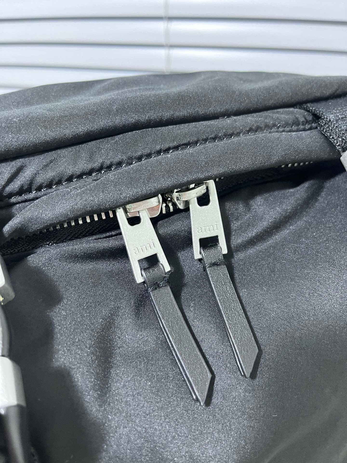 AMI Paris アミパリス ロゴ バッグ カバン ボディバッグ ポーチ