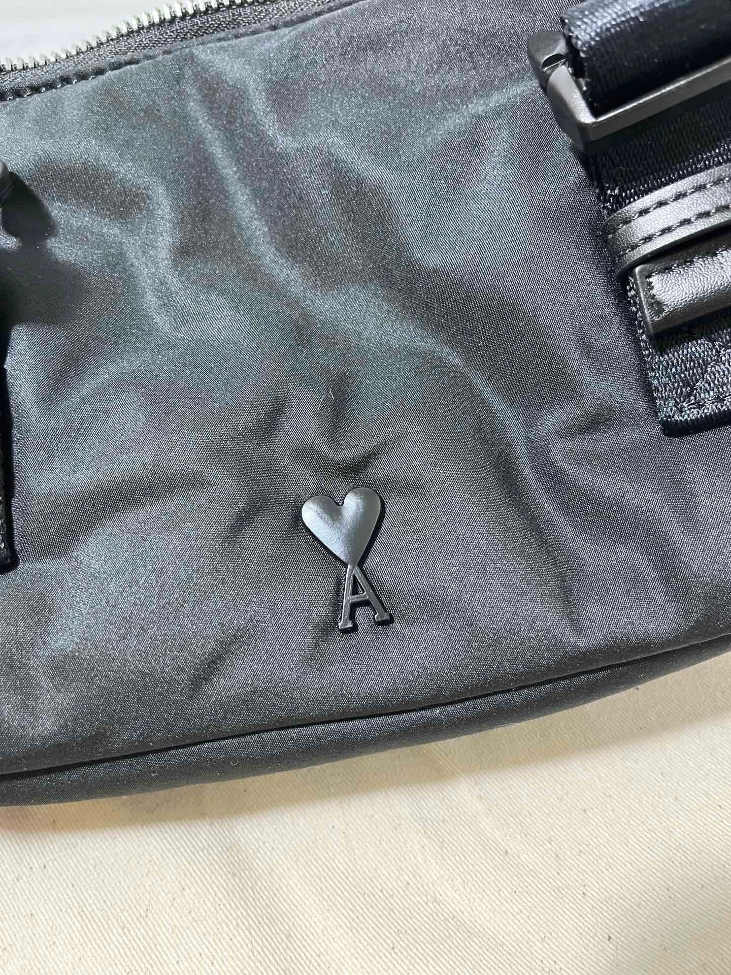 AMI Paris アミパリス ロゴ バッグ カバン ボディバッグ ポーチ