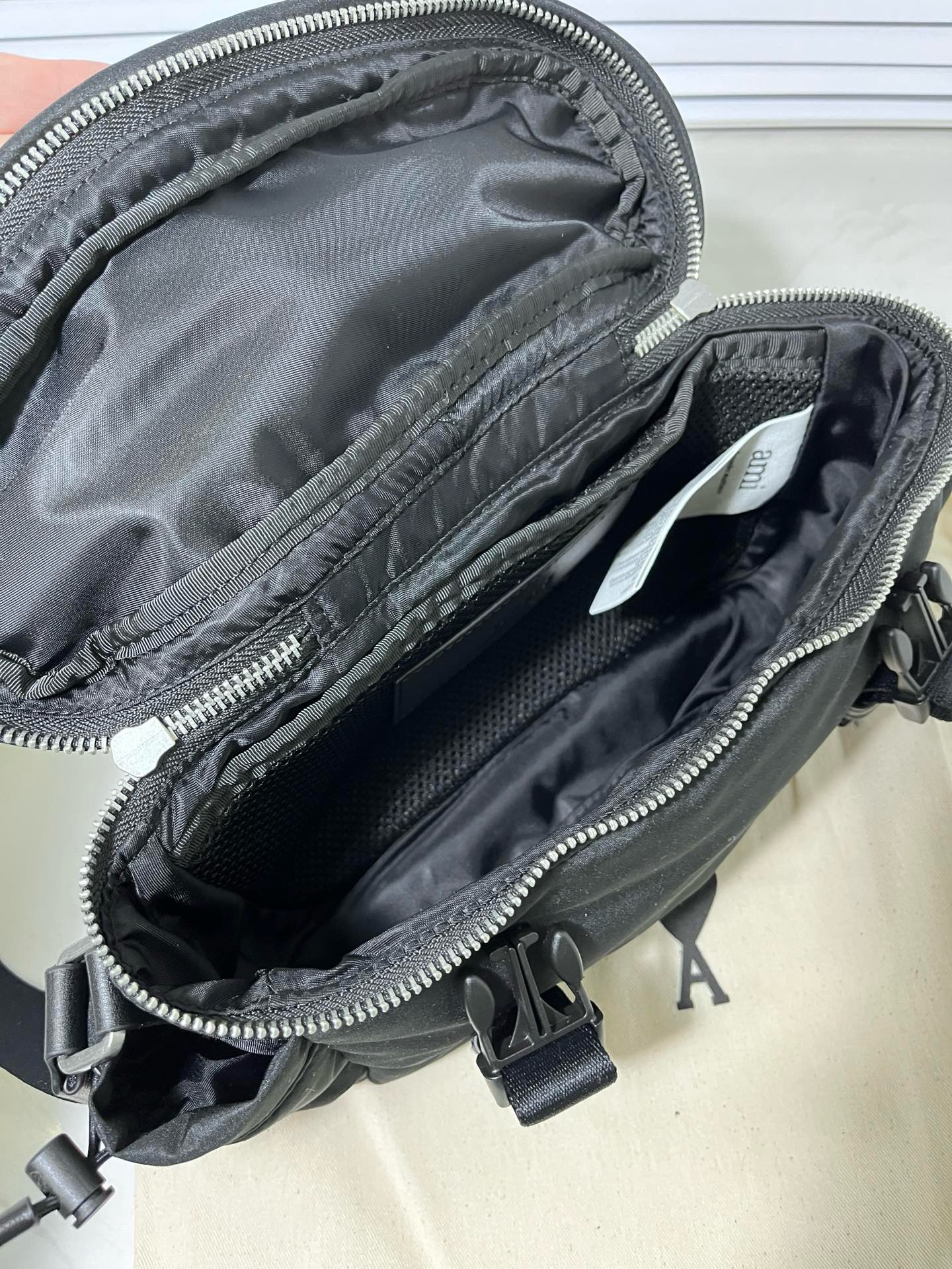 AMI Paris アミパリス ロゴ バッグ カバン ボディバッグ ポーチ