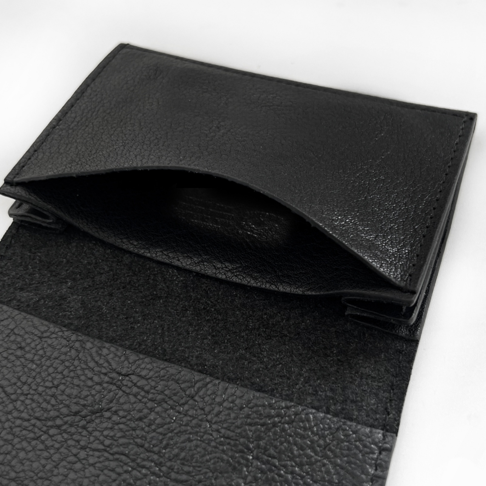 イルビゾンテ IL BISONTE 名刺入れ カードケース 名刺クリップ 2つ折り レザー 名刺ケース 牛革 ブランド カード入れ 大容量 薄型 おしゃれ ビジネス メンズ レディース ブラック ブラウン