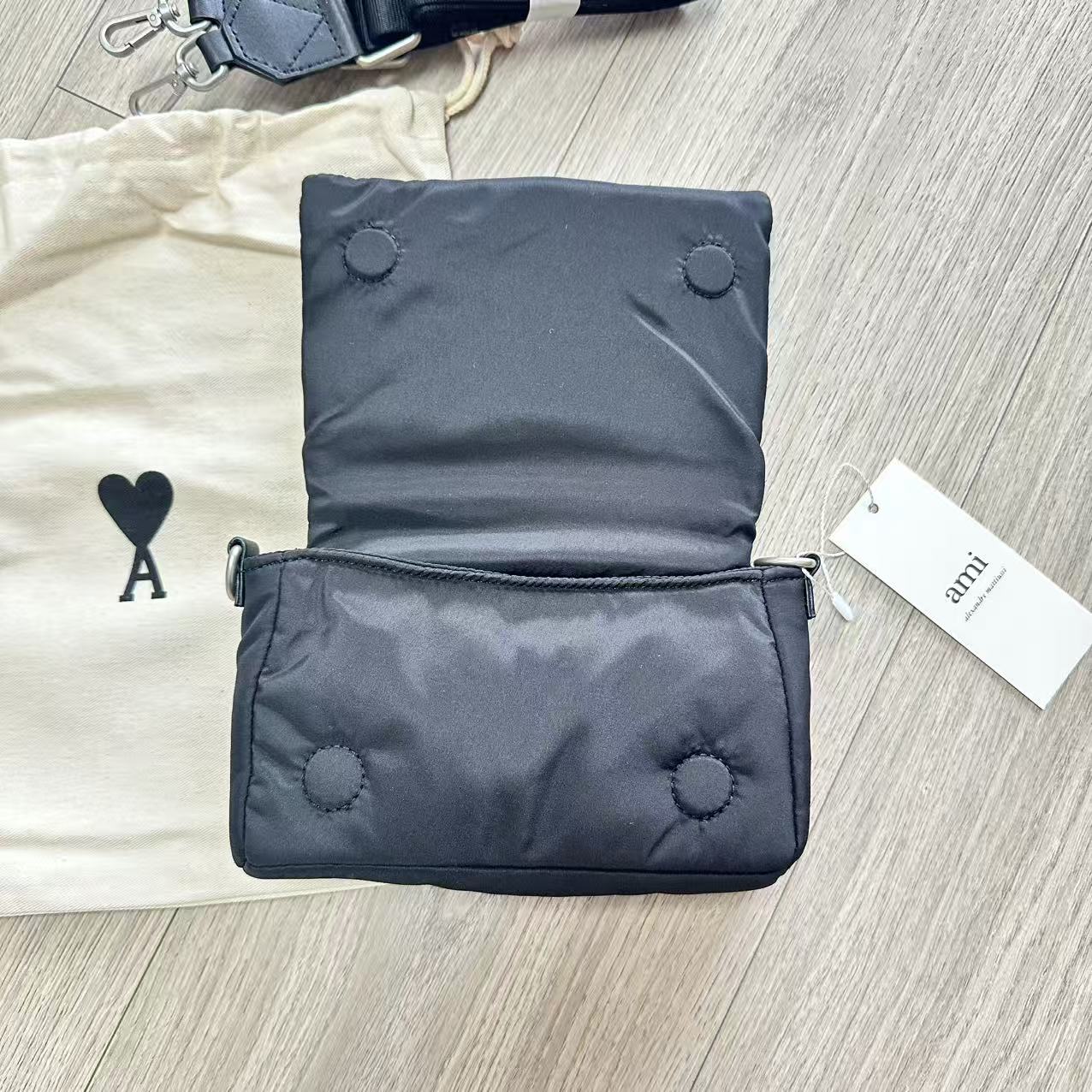 AMI Paris アミパリス ロゴ ショルダーバッグ  バッグ カバン