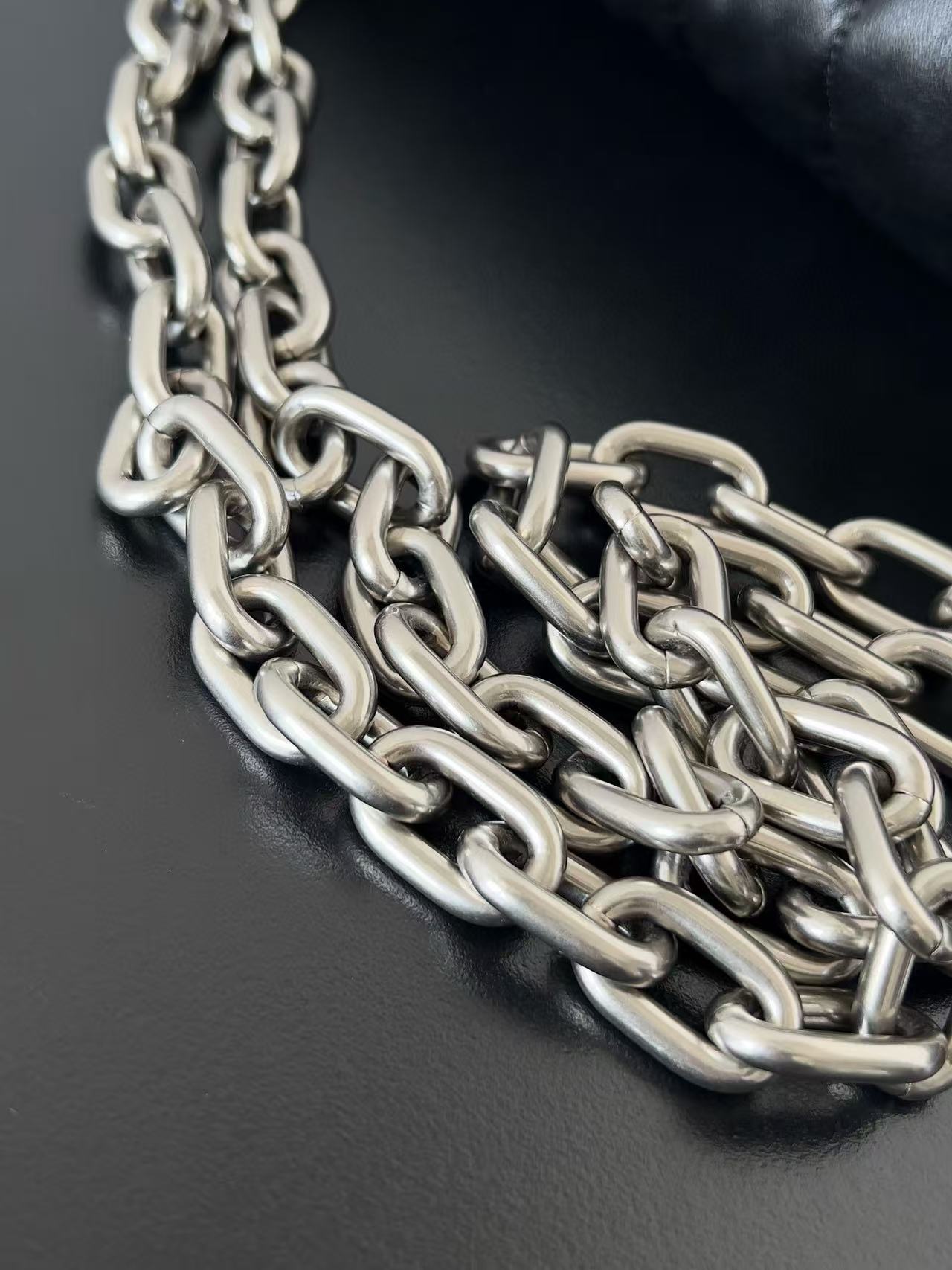 BALENCIAGA Black leather MEDIUM MONACO CHAIN BAG（7659452AASE1000）