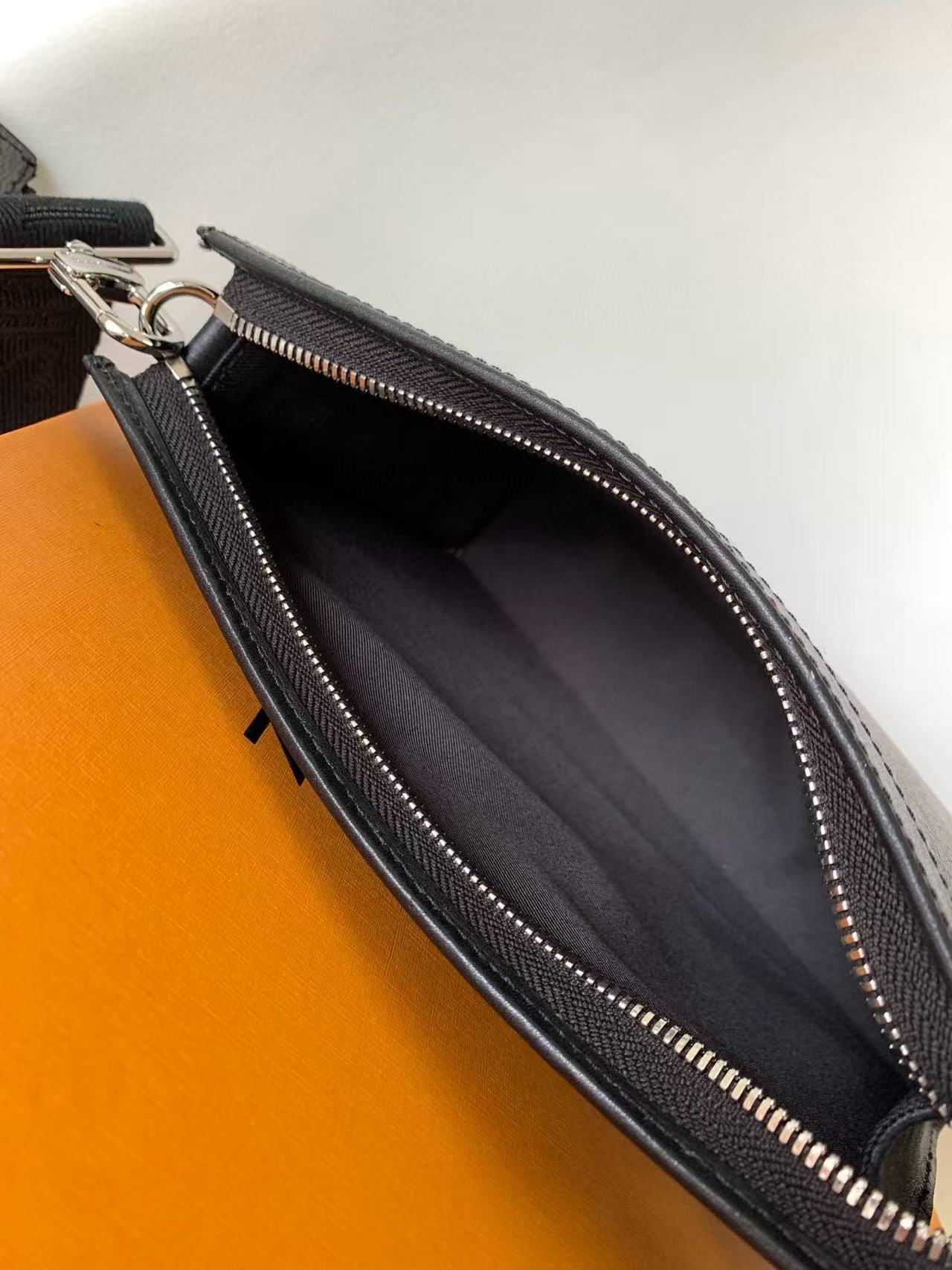 LOUIS VUITTON Gaston Wearable Wallet Monogram Eclipse（M81124）