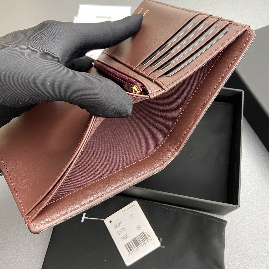 Chanel classic bi-fold wallet (can fit a passport)（AP3791-B10583-C3906）