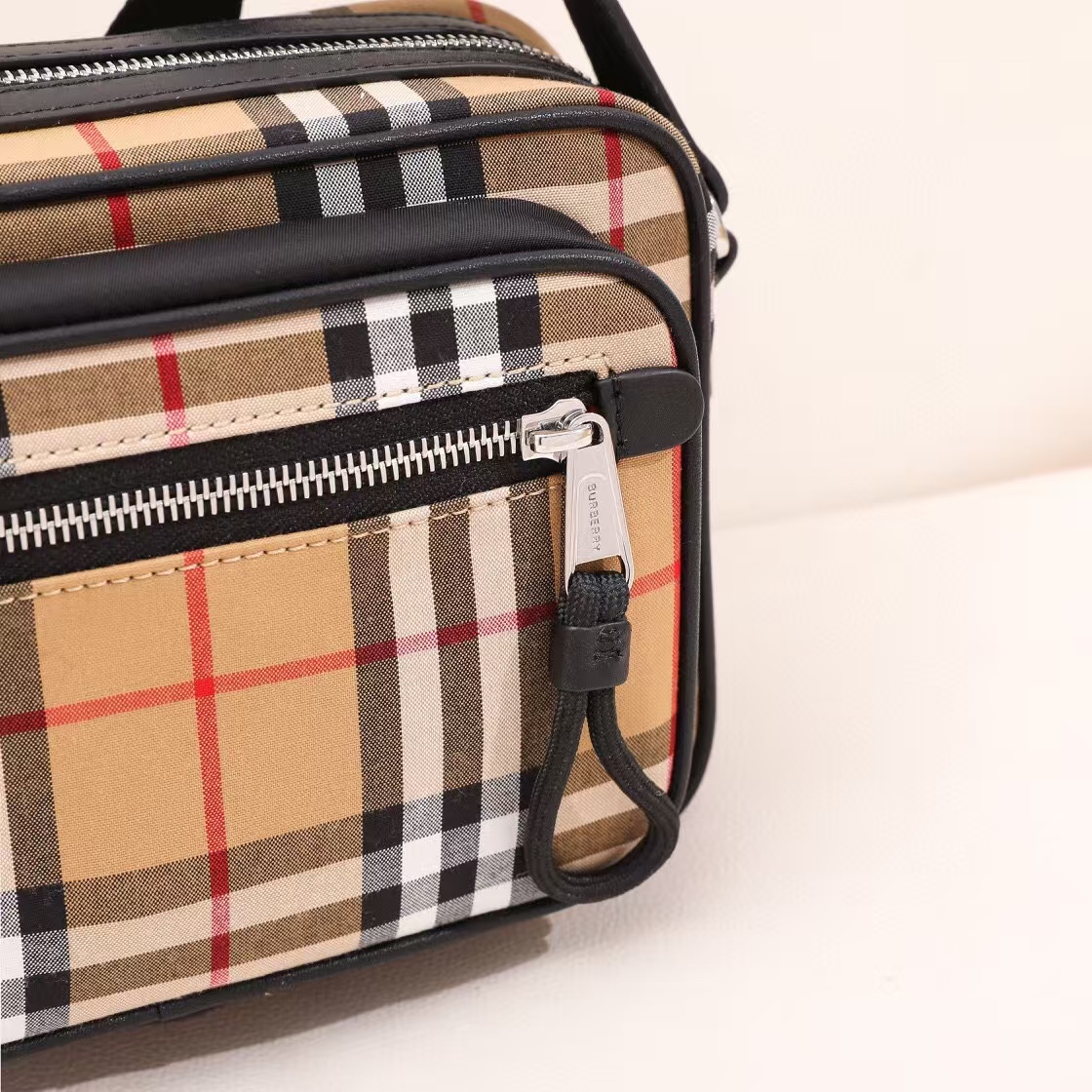 BURBERRY Vintage Check Men's Shoulder Bag / Crossbody Bag（8010152）