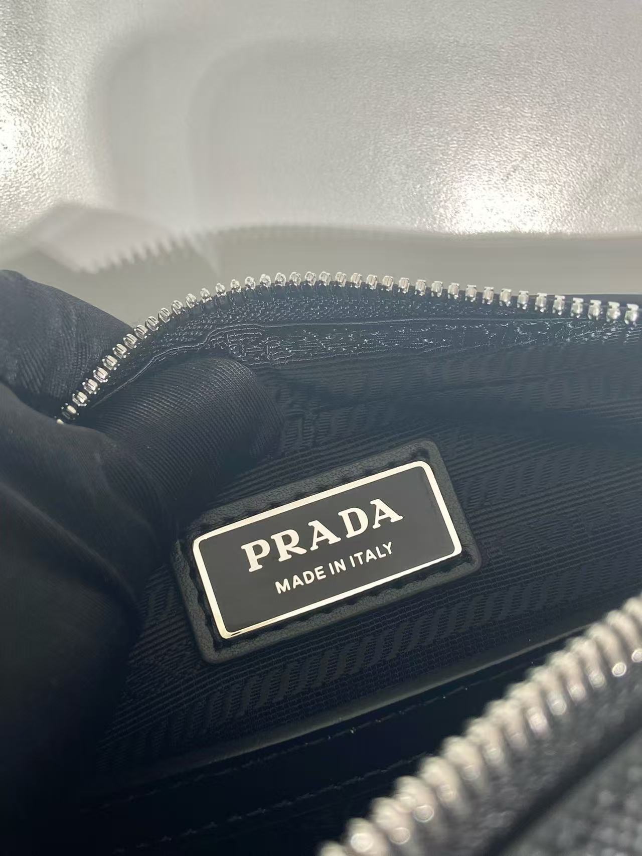 Prada Saffiano leather shoulder bag (2VH170VOOO9Z2)