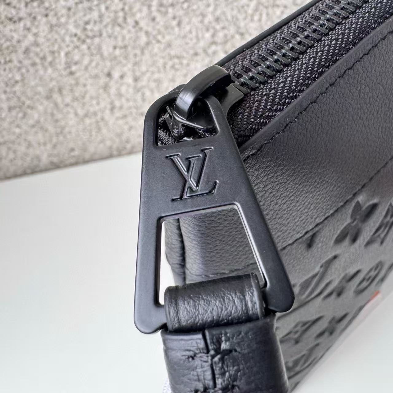 Louis Vuitton clutch/second bag M82545 (black)（M82545）