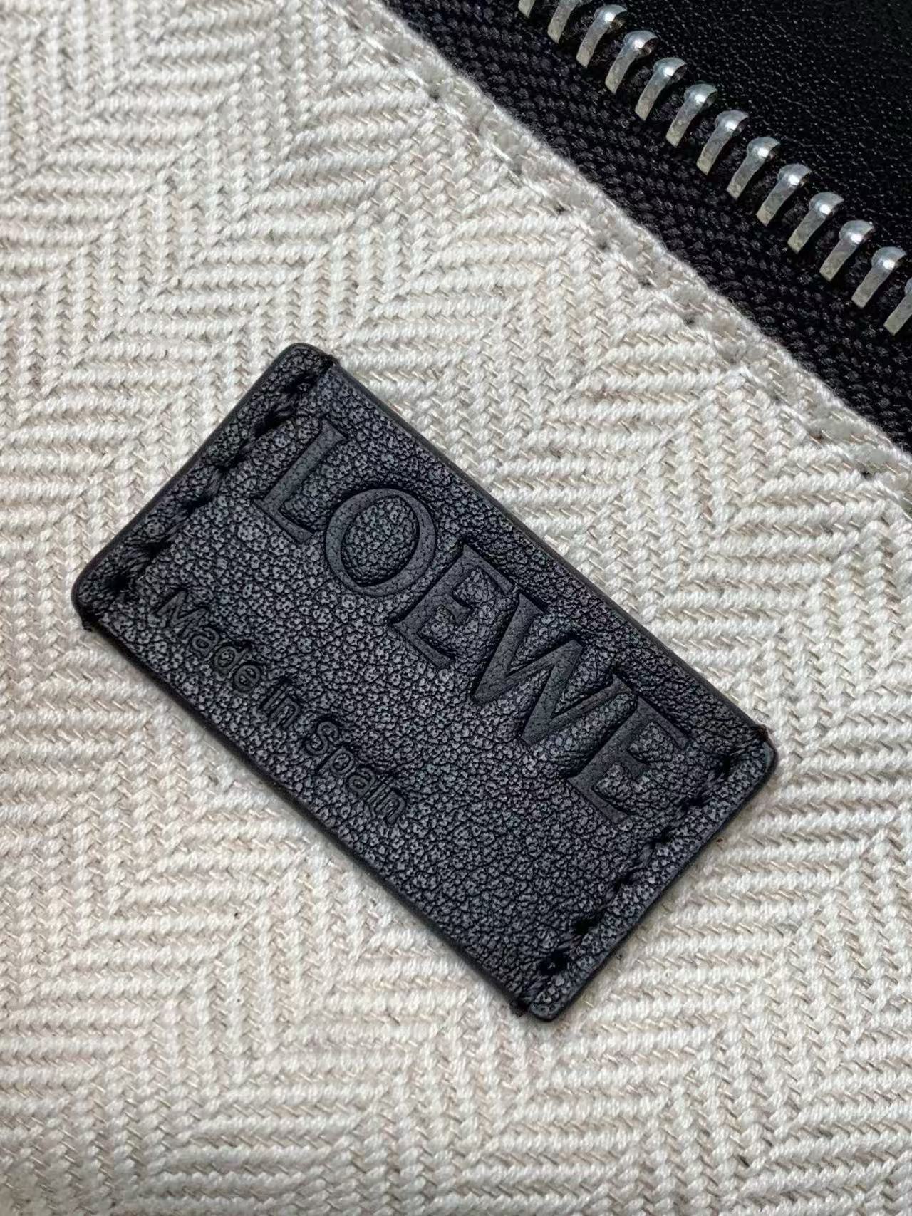 LOEWE Small classic calfskin Puzzle Edge handbag（A510P60X41-1100）