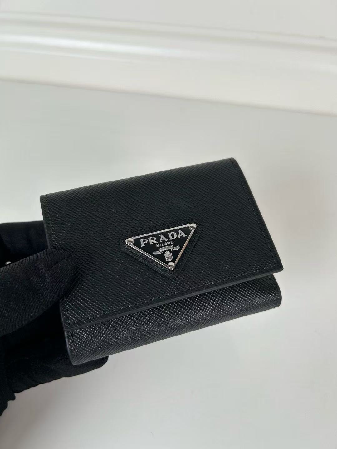 Prada Black Saffiano Triangle Wallet（2MH042_QHH_F0002）