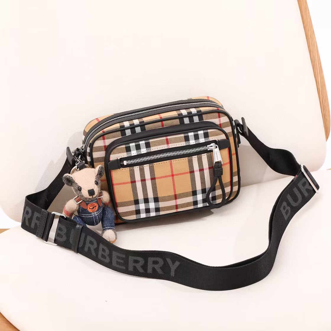 BURBERRY Vintage Check Men's Shoulder Bag / Crossbody Bag（8010152）