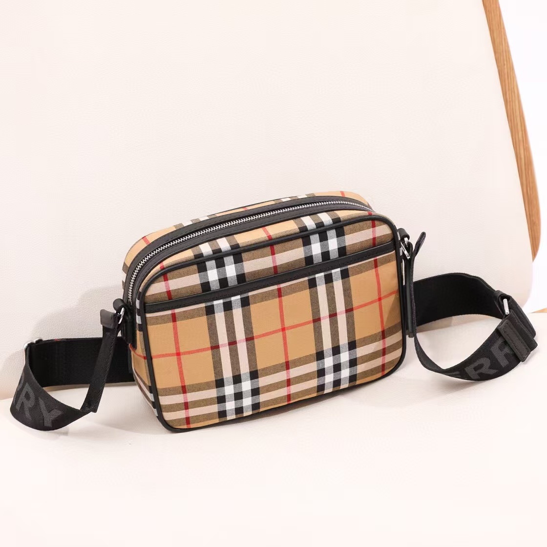 BURBERRY Vintage Check Men's Shoulder Bag / Crossbody Bag（8010152）