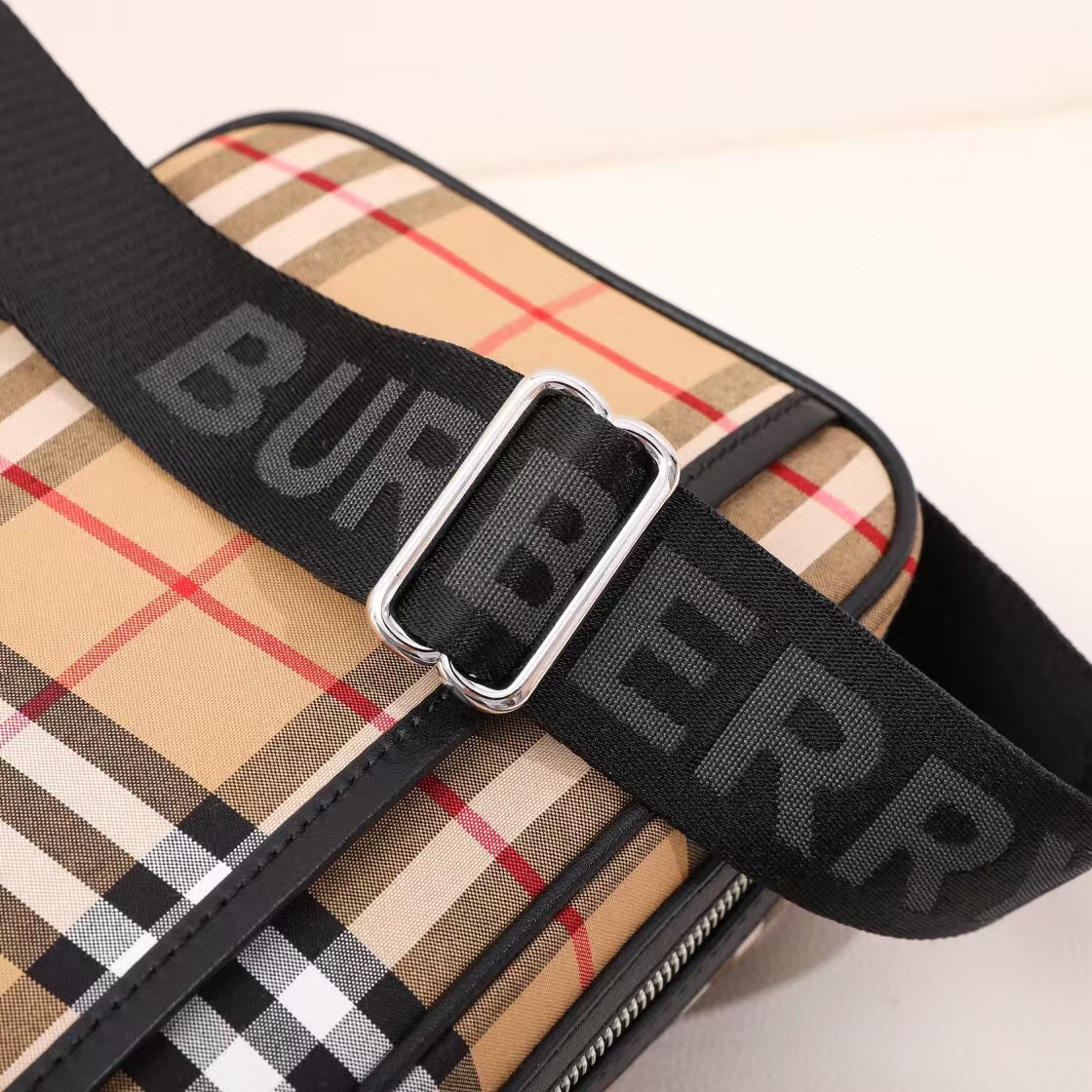 BURBERRY Vintage Check Men's Shoulder Bag / Crossbody Bag（8010152）