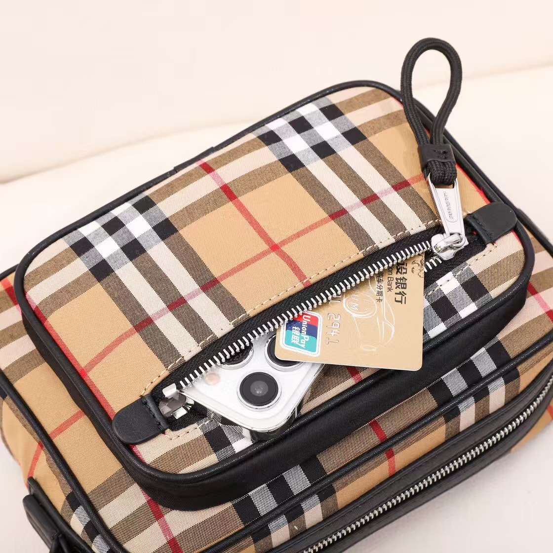 BURBERRY Vintage Check Men's Shoulder Bag / Crossbody Bag（8010152）