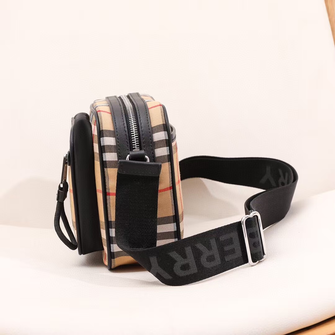 BURBERRY Vintage Check Men's Shoulder Bag / Crossbody Bag（8010152）