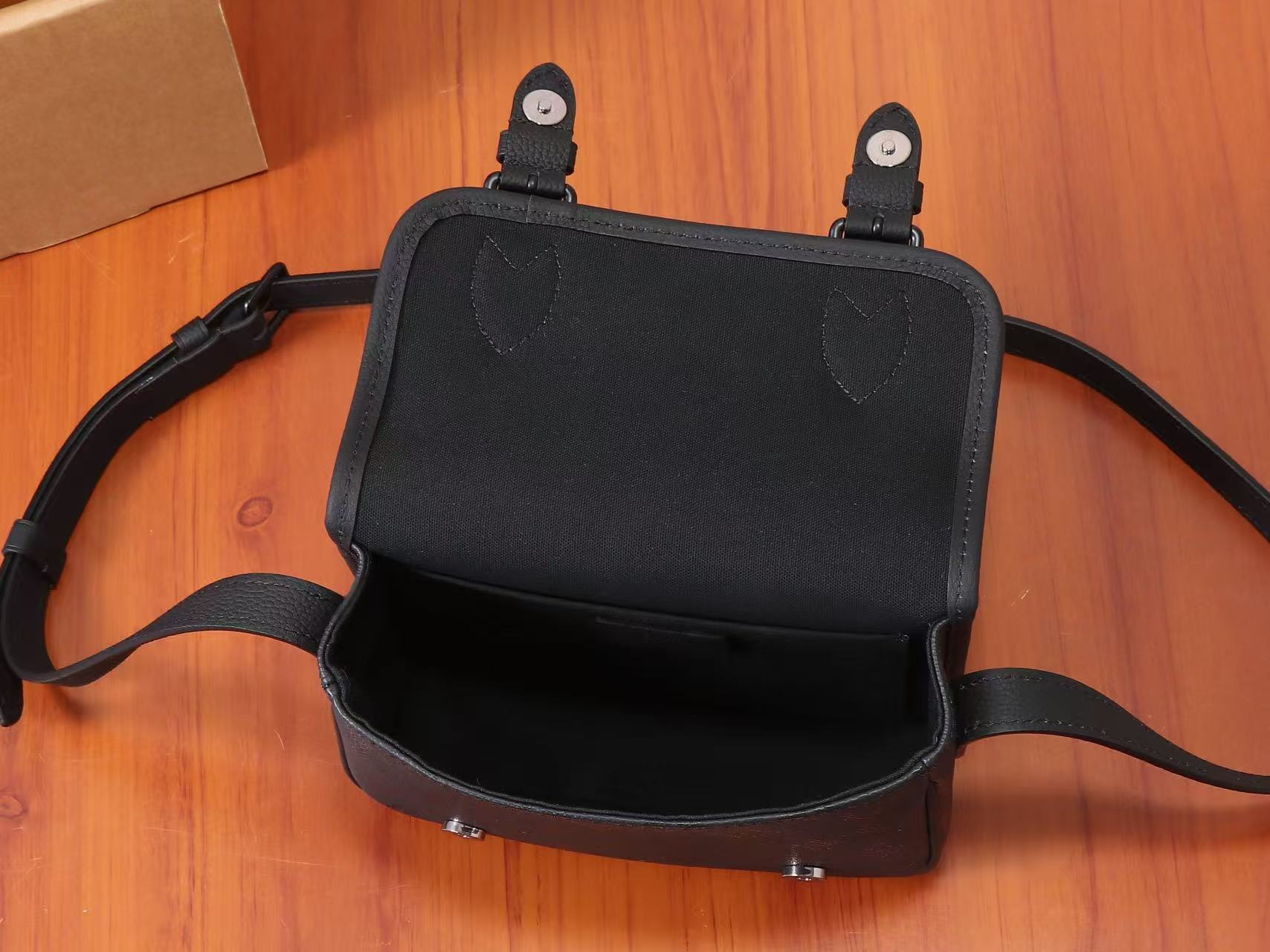 Louis Vuitton Satchel Wearable Wallet（M2A259）