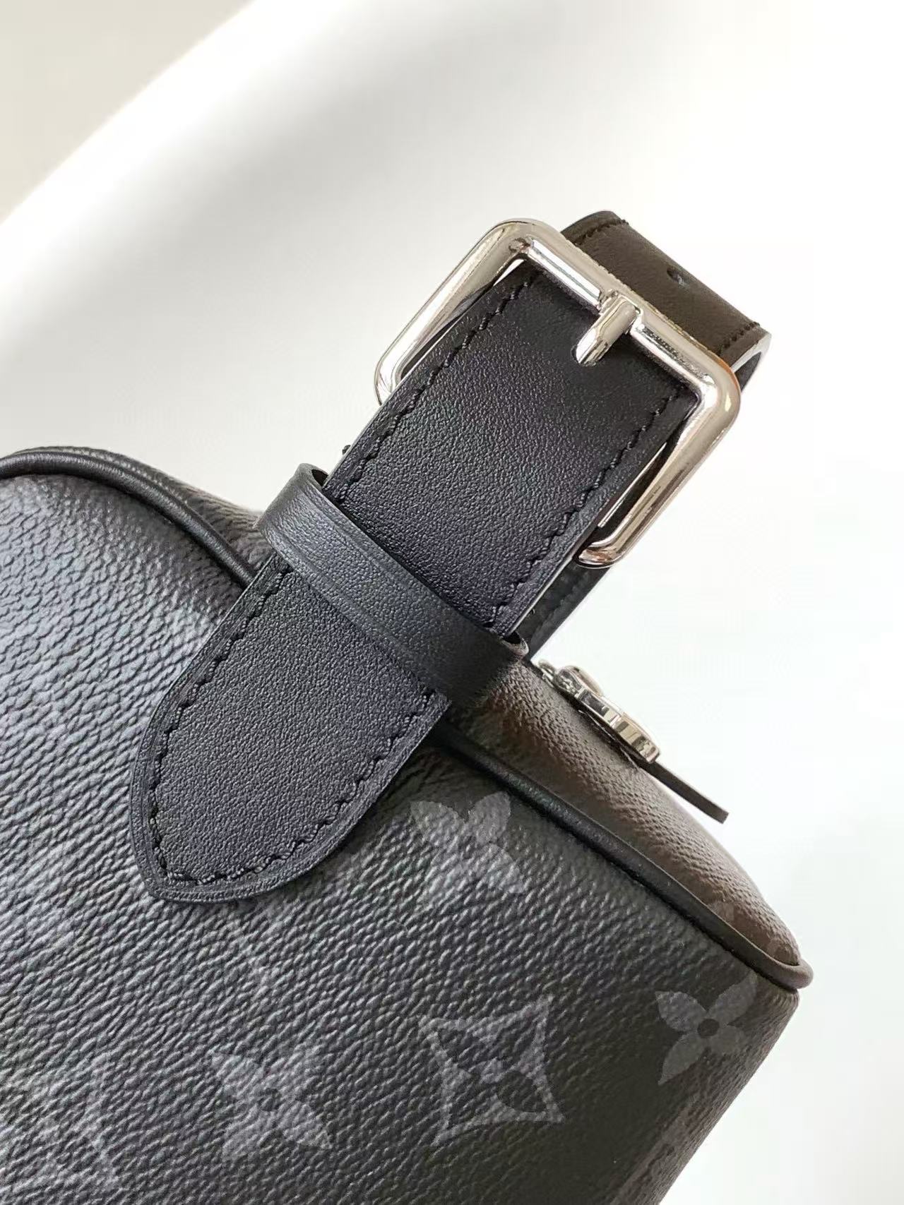 Louis Vuitton Locker Dopp Kit Monogram Eclipse (M83113）