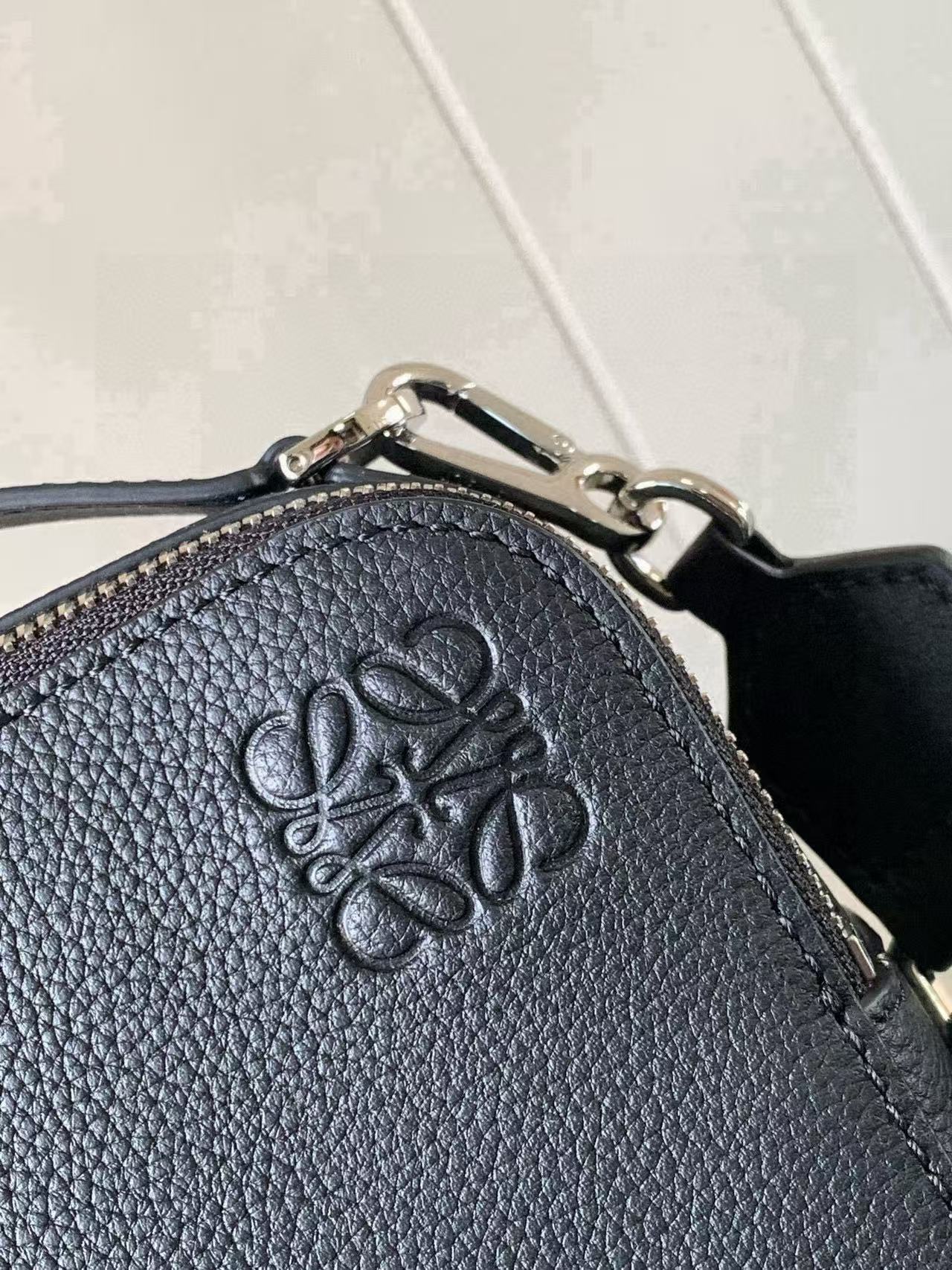 LOEWE Mini Crossbody Camera Bag "Black"（C660R41X01-1100）