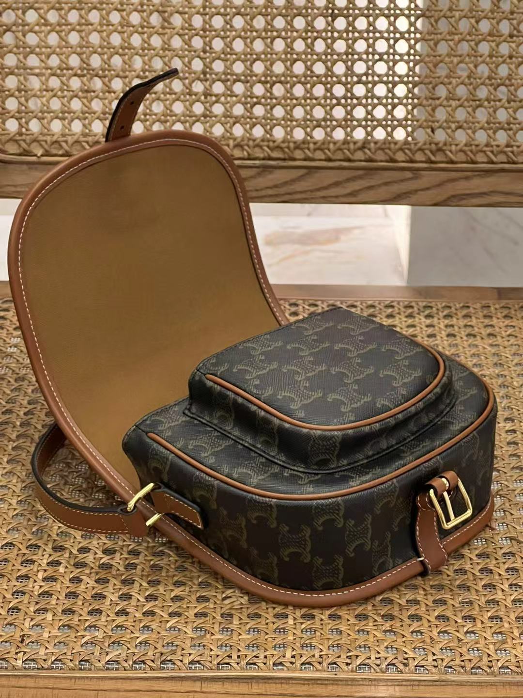 【N】CELINE Medium Folco Bag / Triomphe Canvas（191502BZJ.04LU）