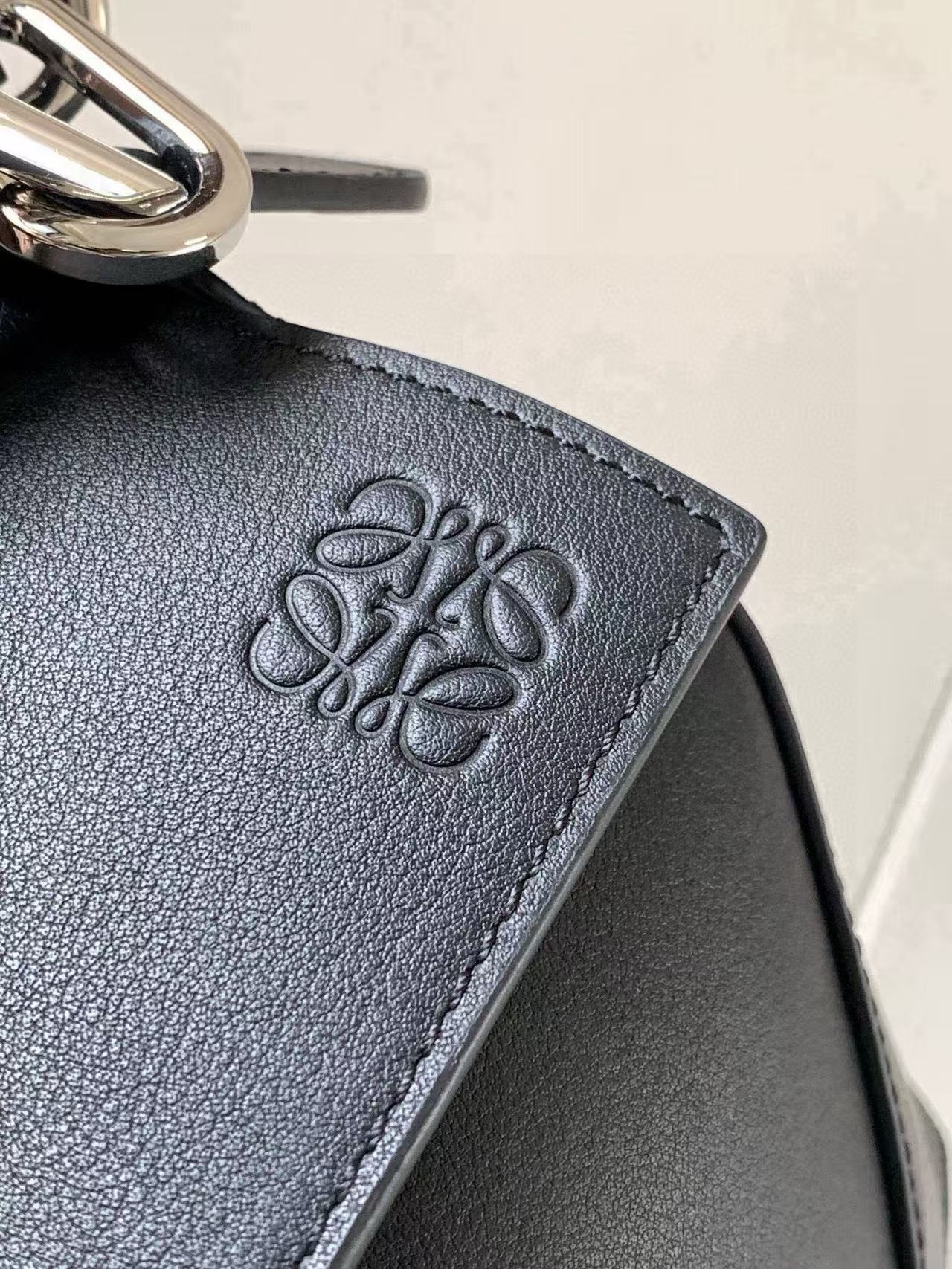 LOEWE Small classic calfskin Puzzle Edge handbag（A510P60X41-1100）