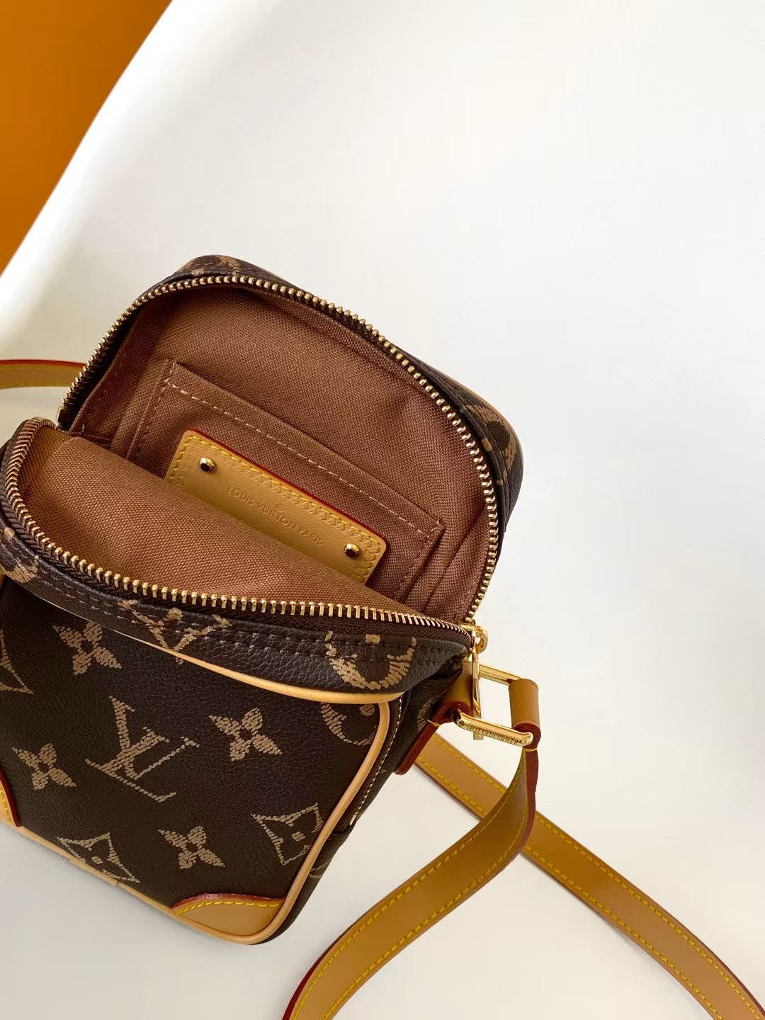 Louis Vuitton Monogram Amazon Shoulder Bag （M14014）