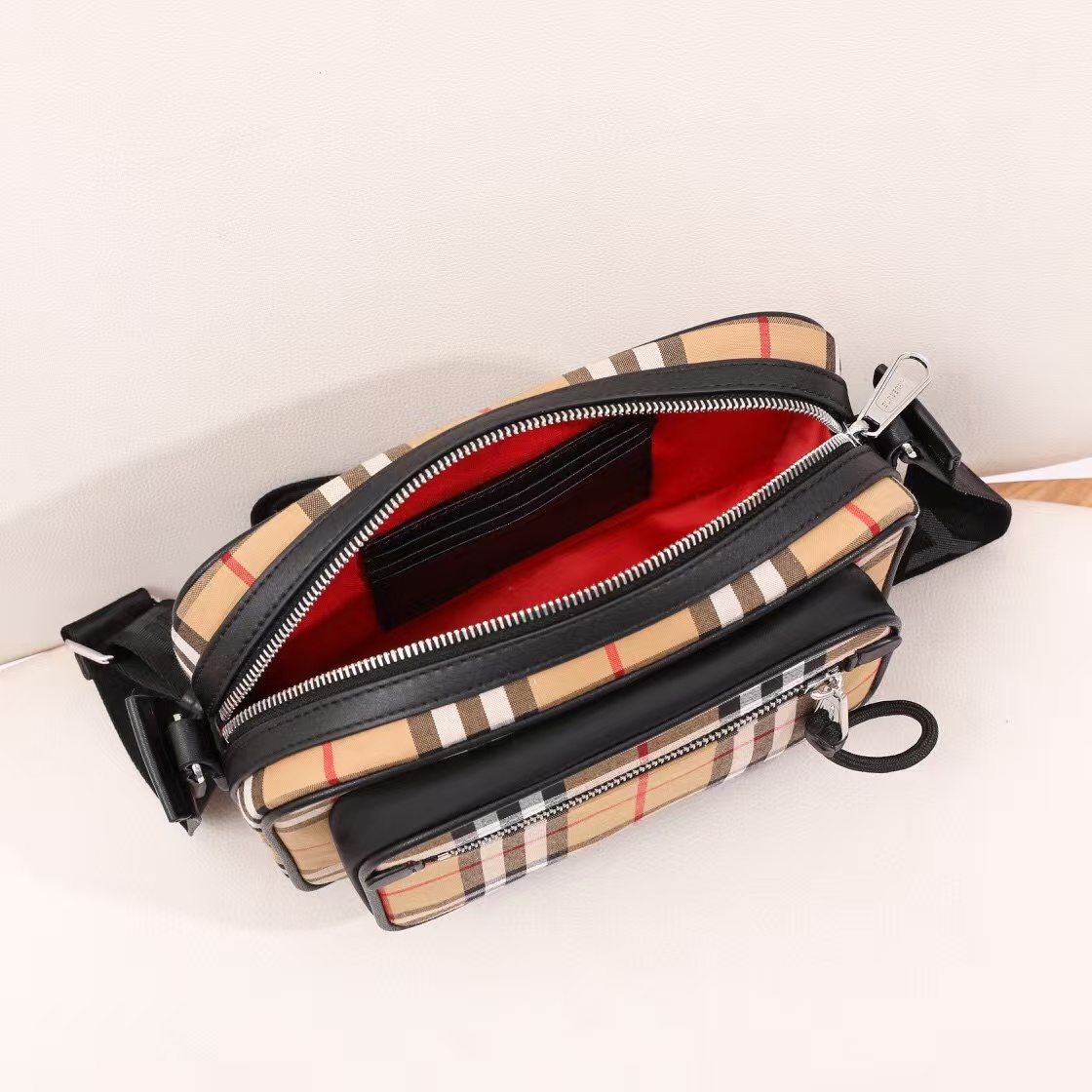 BURBERRY Vintage Check Men's Shoulder Bag / Crossbody Bag（8010152）
