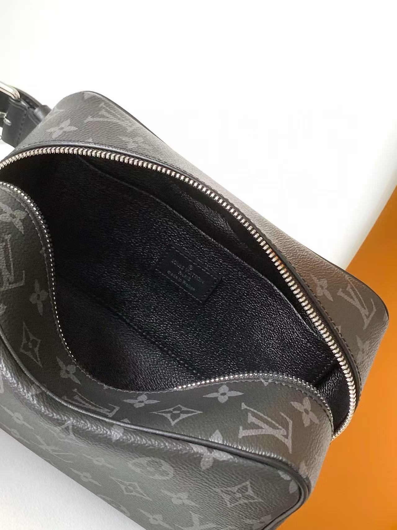 Louis Vuitton Locker Dopp Kit Monogram Eclipse (M83113）