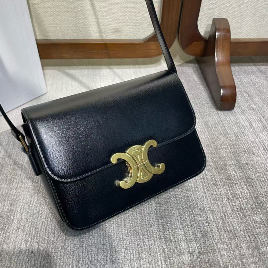 Celine Teen Triomphe Bag in Shiny Calfskin Black（188423BF4-38NO）