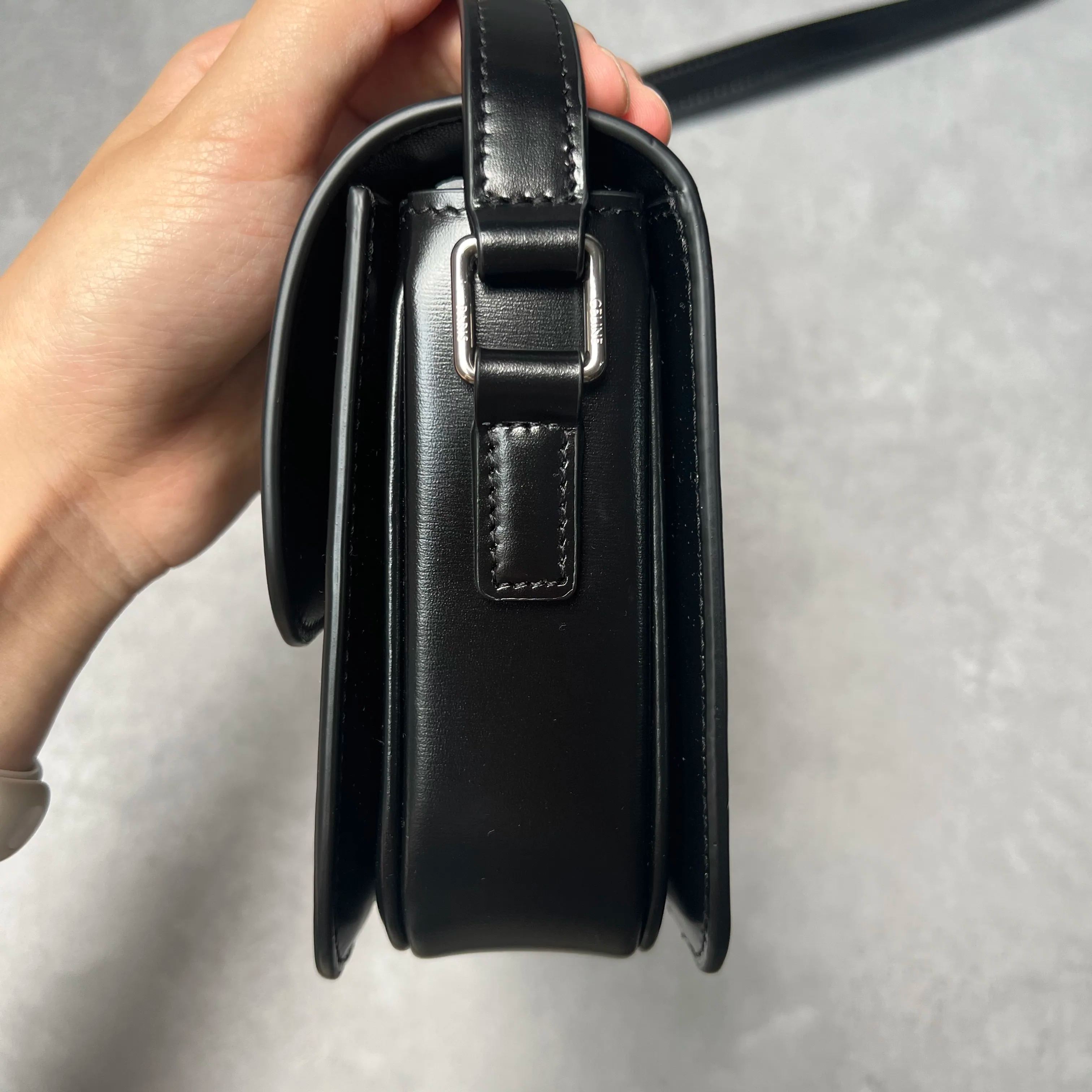 【ライブ配信中の展示品でございます】Celine Teen Triomphe Bag in Shiny Calfskin Black