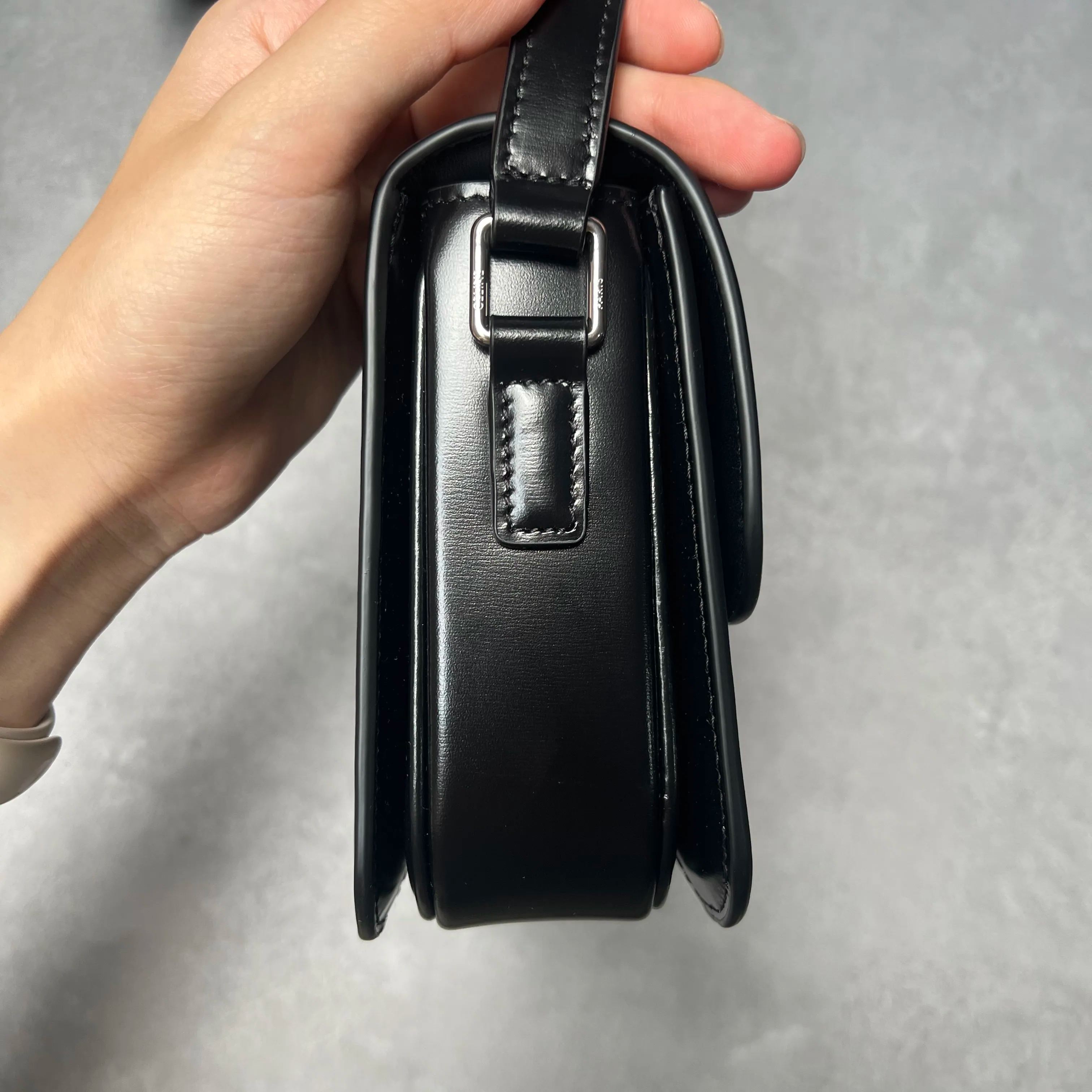 【ライブ配信中の展示品でございます】Celine Teen Triomphe Bag in Shiny Calfskin Black