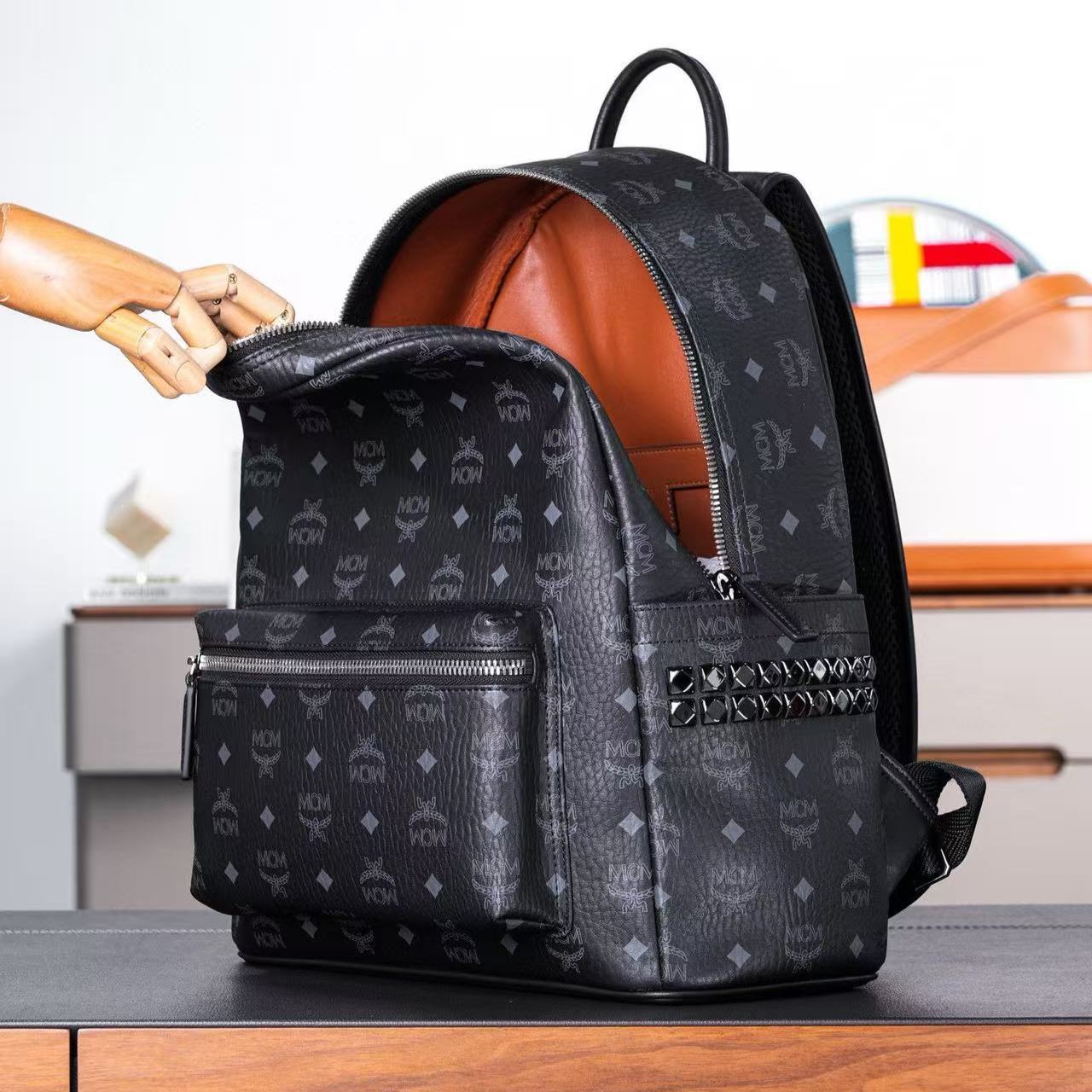 MCM MMKAAVE09BK001 Stark Side Stud Backpack（MMKAAVE09BK001）
