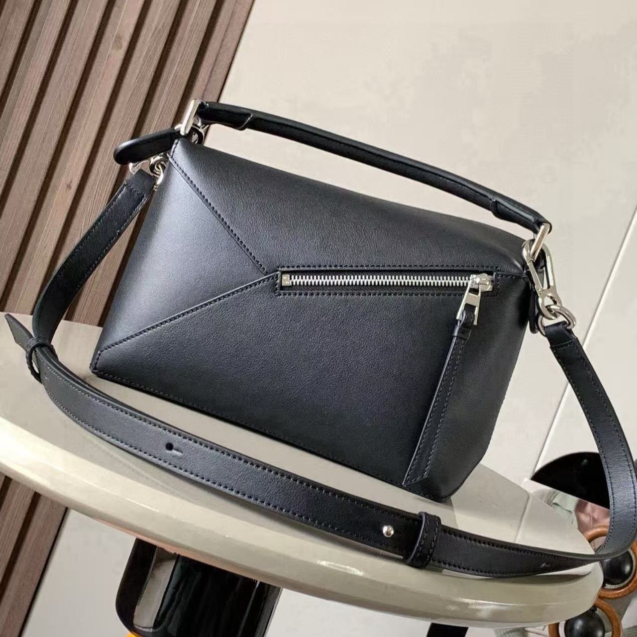 LOEWE Small classic calfskin Puzzle Edge handbag（A510P60X41-1100）