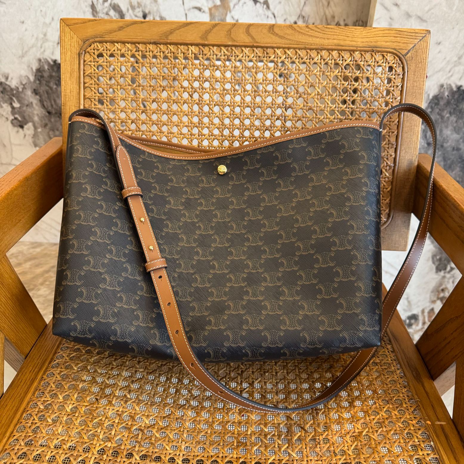 CELINE SOFT SHOPPER logo print handbag（123912GXC.04LU）