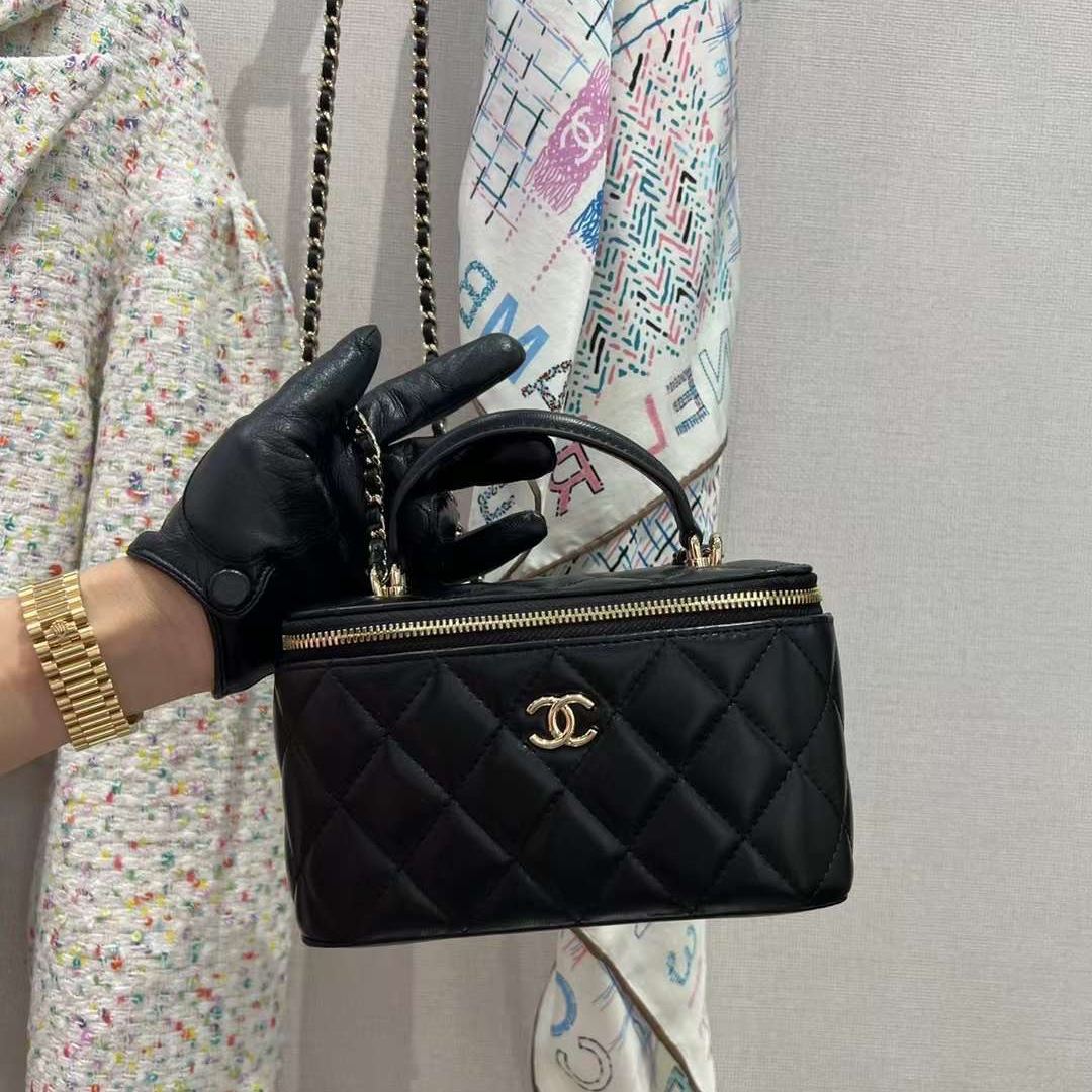 Chanel quilted lambskin cosmetic bag, black with gold hardware（AP2199 B06660 94305）