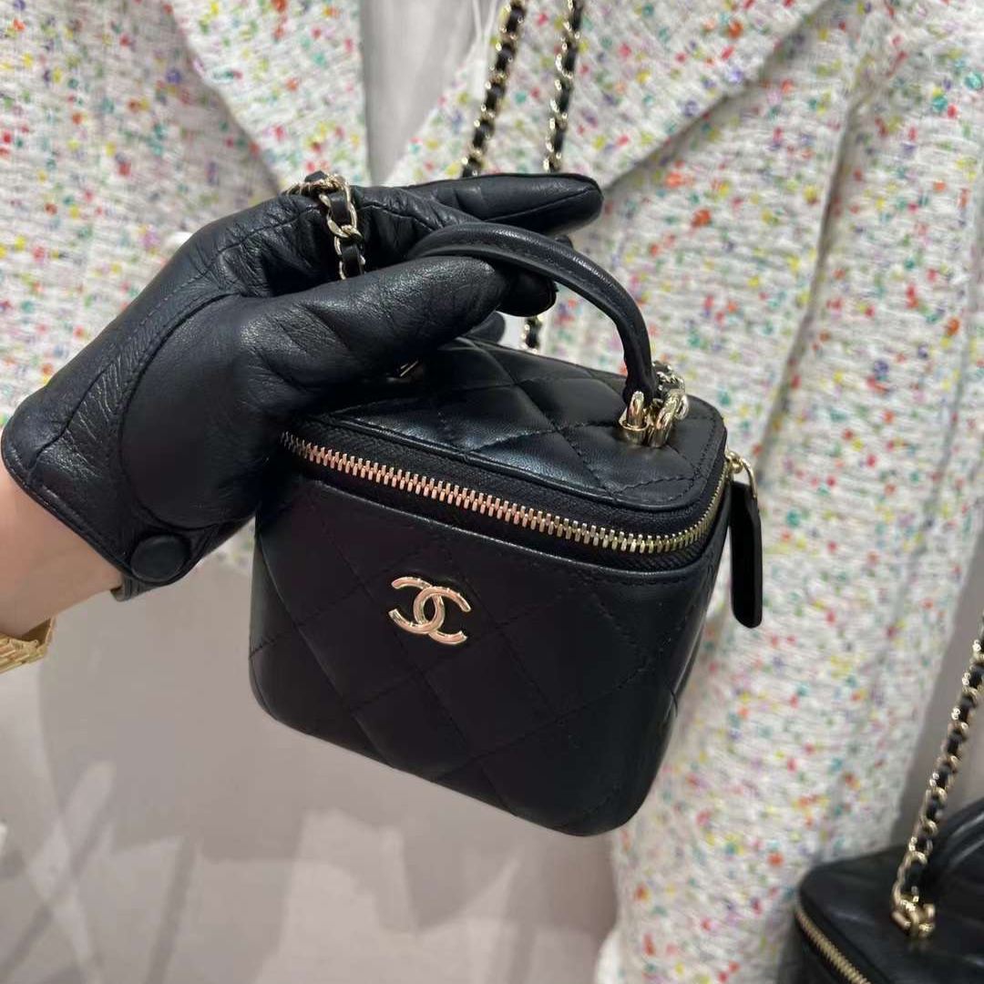 Chanel quilted lambskin cosmetic bag, black with gold hardware（AP2199 B06660 94305）