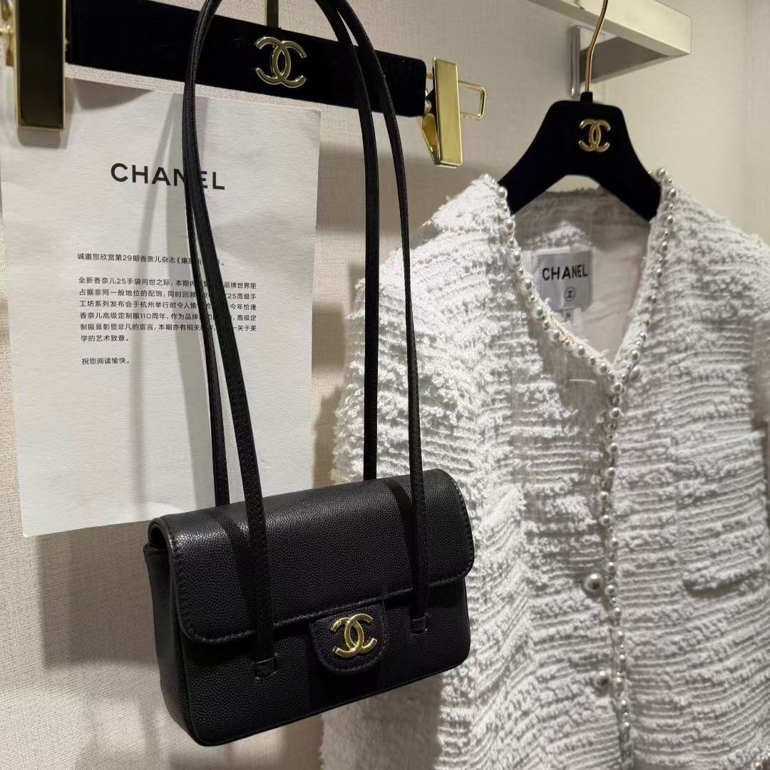 CHANEL Small flap bag（AS6130 B23483 94305）