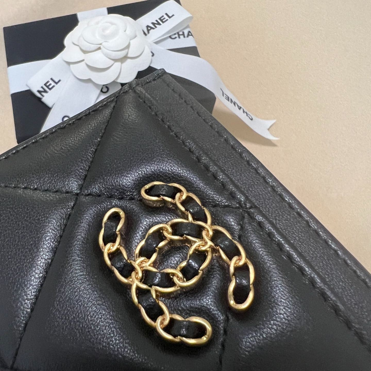 CHANEL 19 Card Holder Black (AP1167)