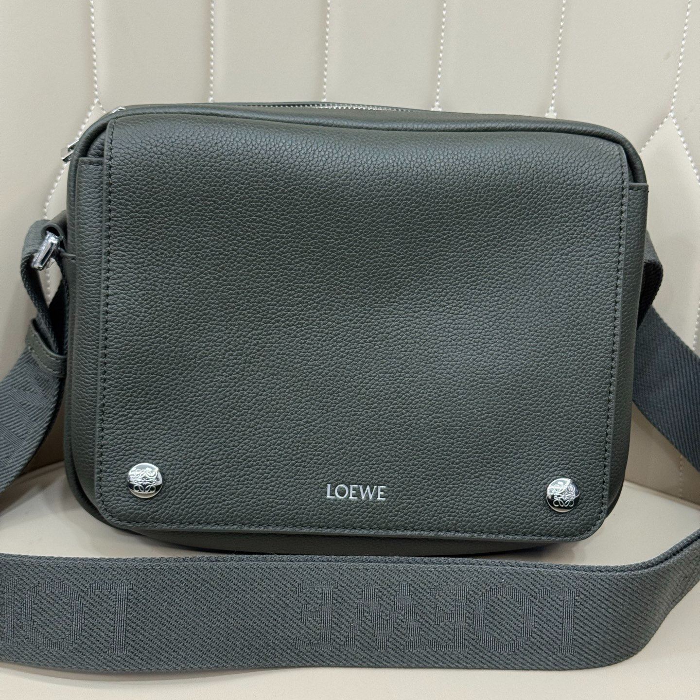 LOEWE Pebble Messenger Bag Medium /Small(Supple Grained Calf)（BANBA73X04）