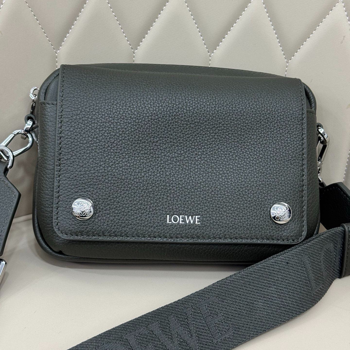 LOEWE Pebble Messenger Bag Medium /Small(Supple Grained Calf)（BANBA73X04）