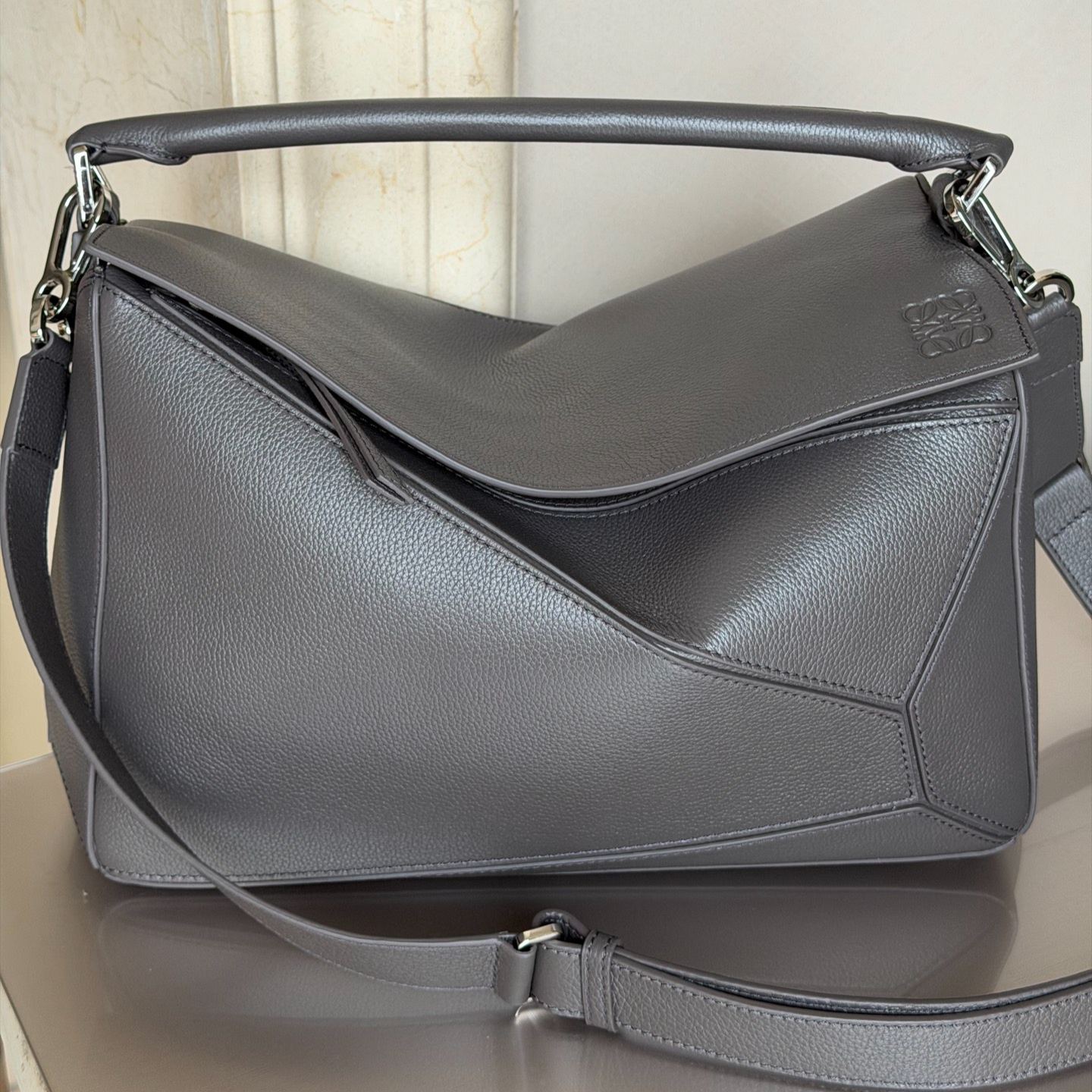 LOEWE Large Puzzle Edge bag in grained calfskin（B510P00X05）