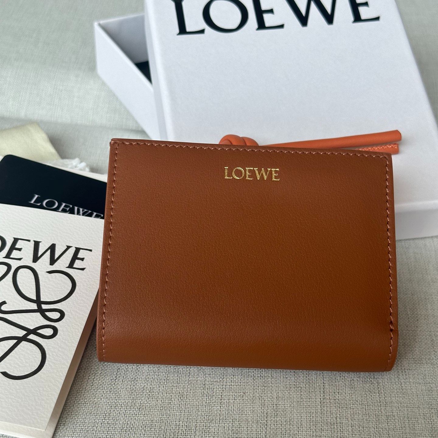 LOEWE Knot compact wallet in shiny nappa calfskin（CEM1NCWX01）