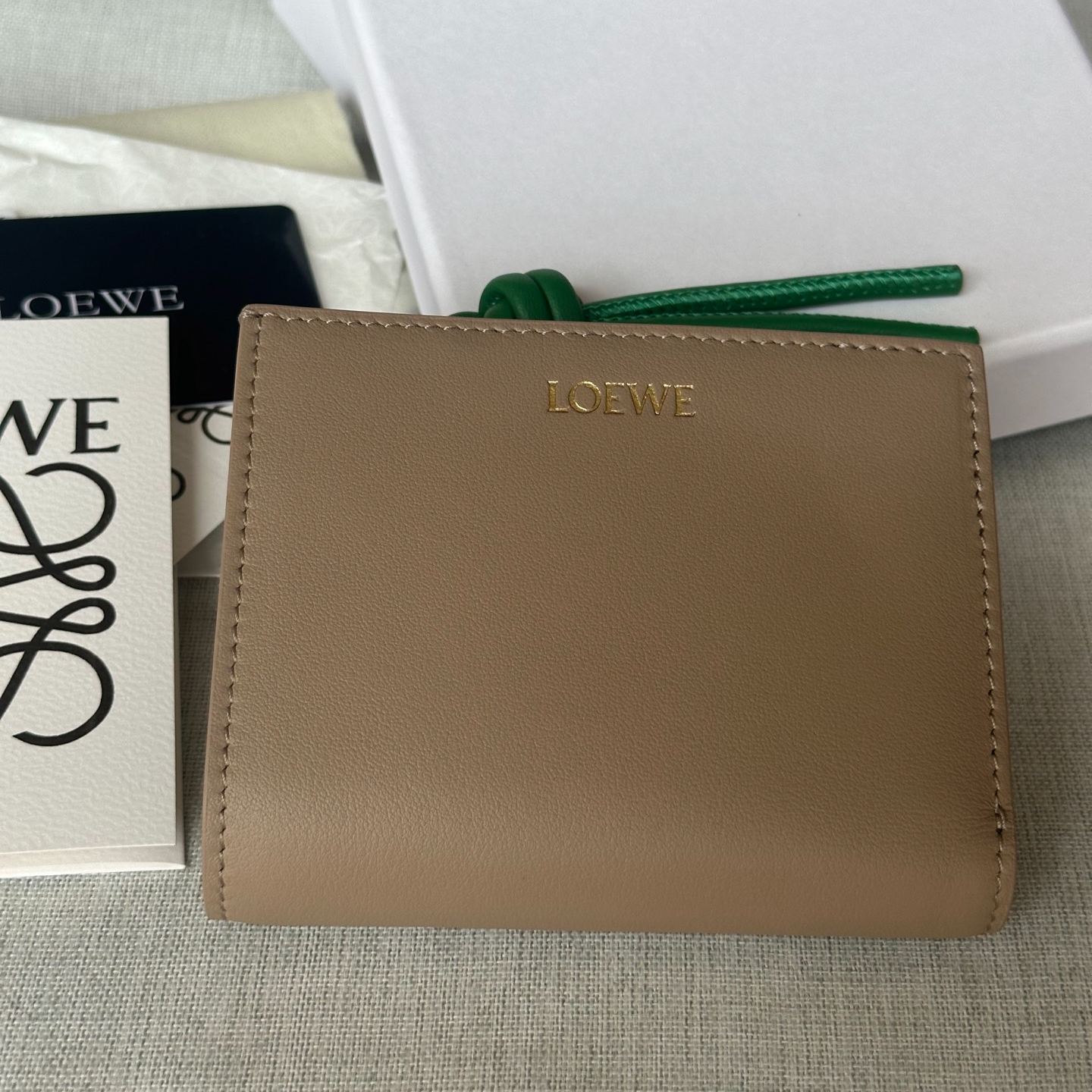 LOEWE Knot compact wallet in shiny nappa calfskin（CEM1NCWX01）