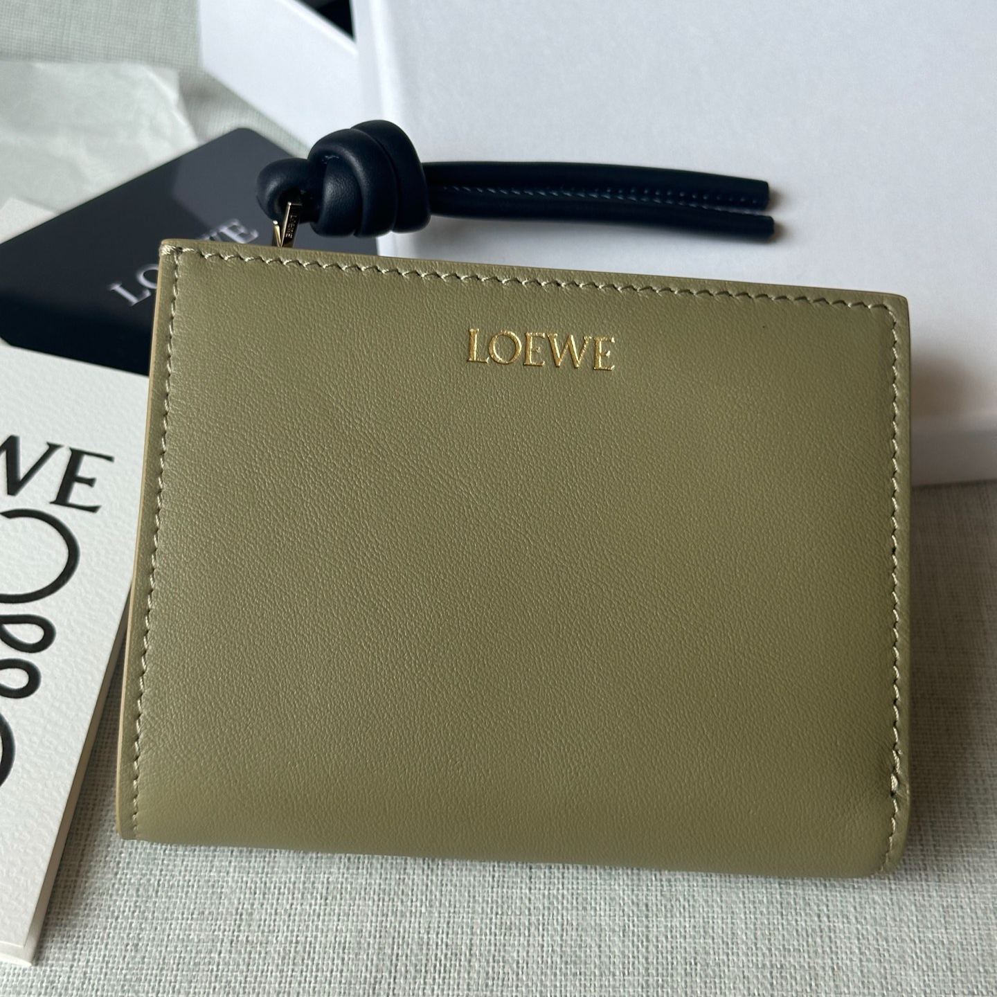 LOEWE Knot compact wallet in shiny nappa calfskin（CEM1NCWX01）
