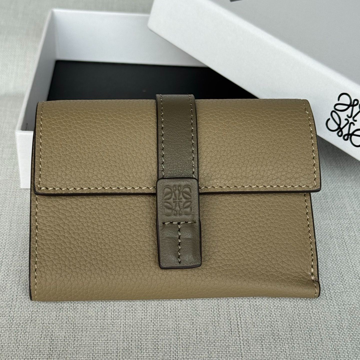 LOEWE Small vertical wallet in soft grained calfskin（C660S86X04）