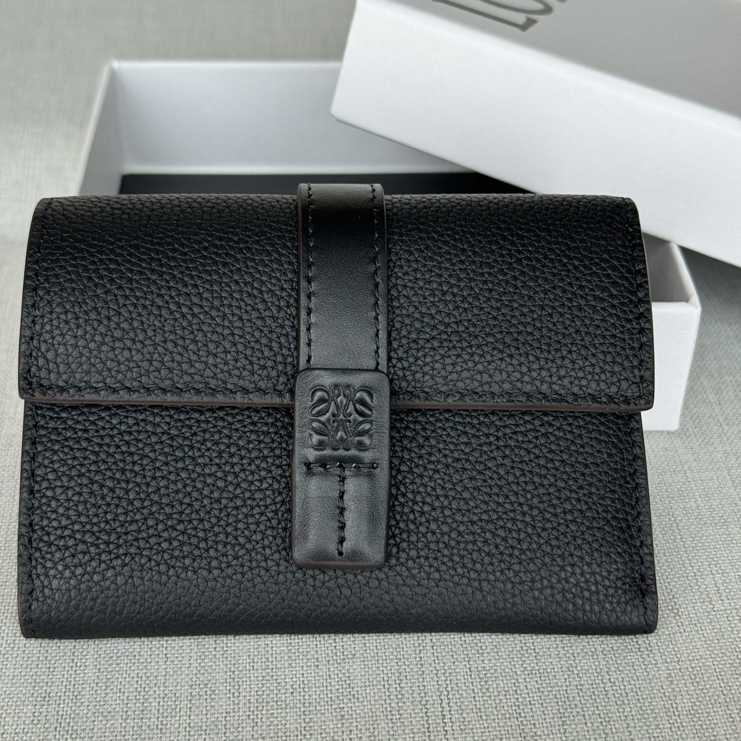 LOEWE Small vertical wallet in soft grained calfskin（C660S86X04）
