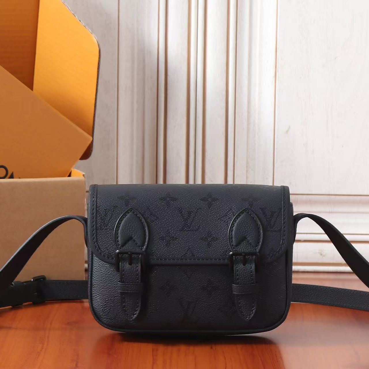 Louis Vuitton Satchel Wearable Wallet（M2A259）